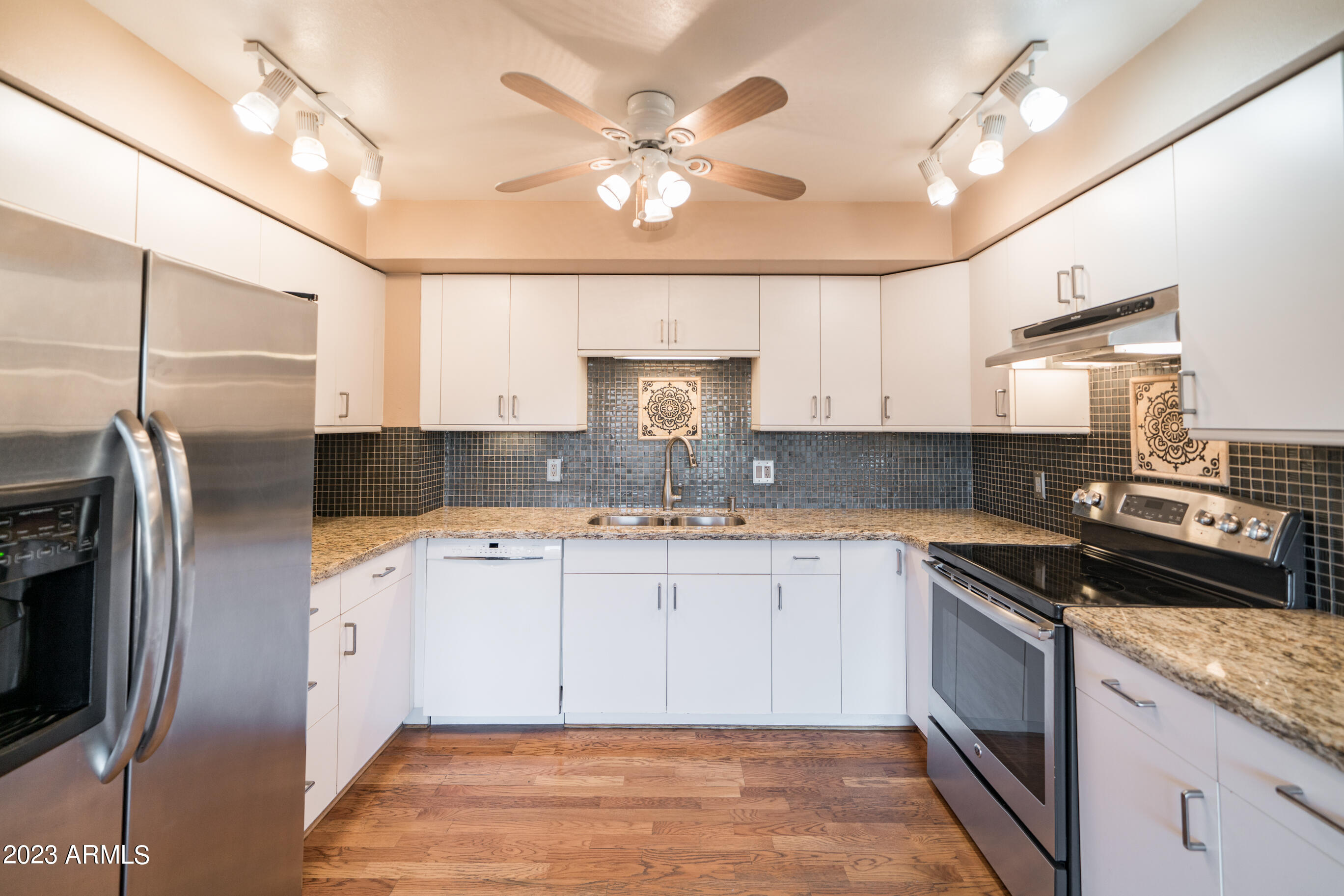 7607 E MINNEZONA Avenue