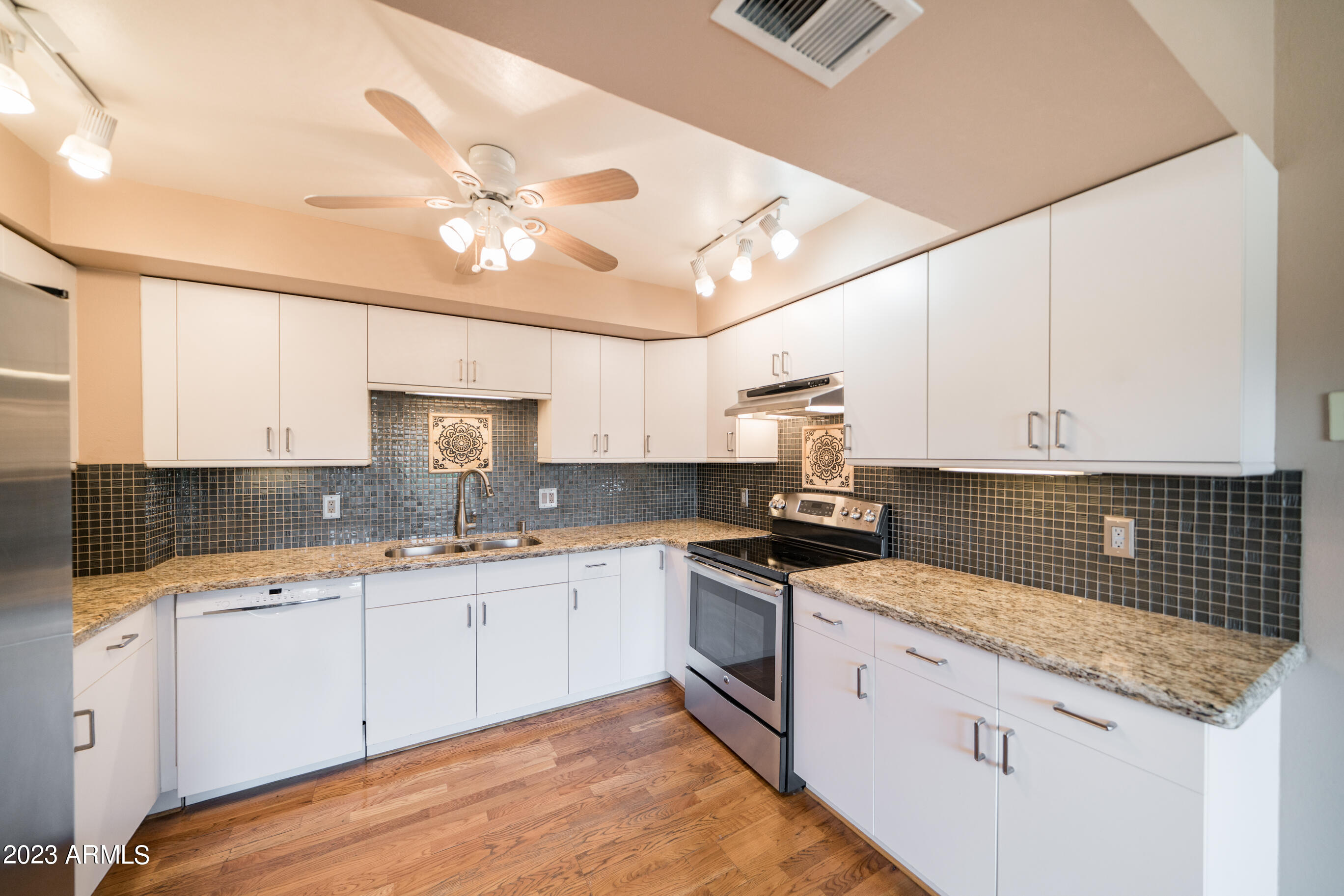 7607 E MINNEZONA Avenue