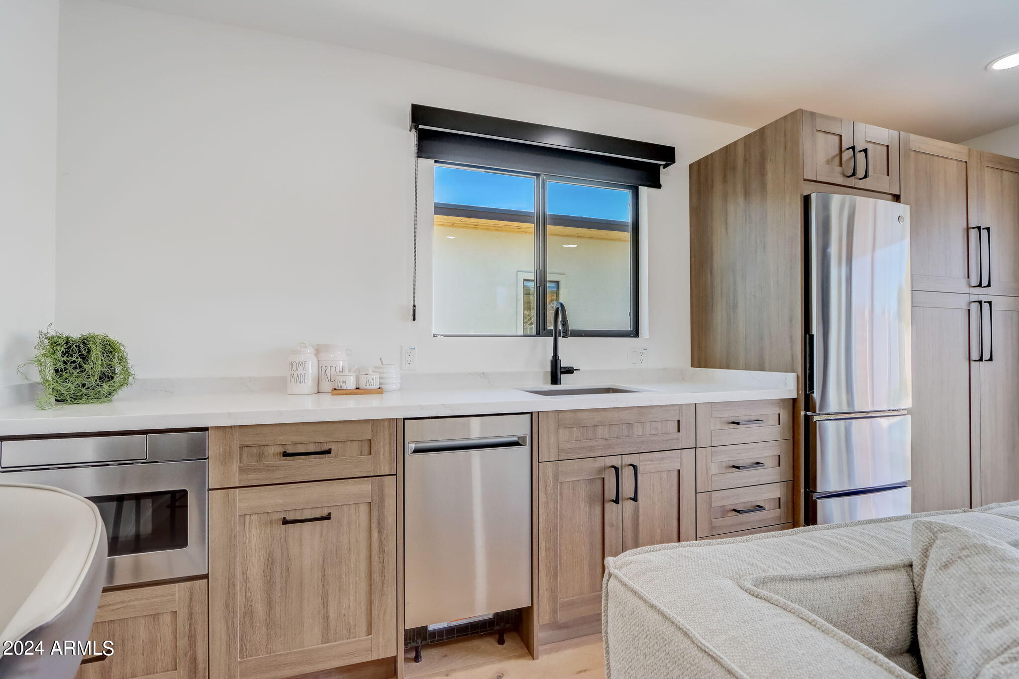 8614 E HIGHLAND Avenue