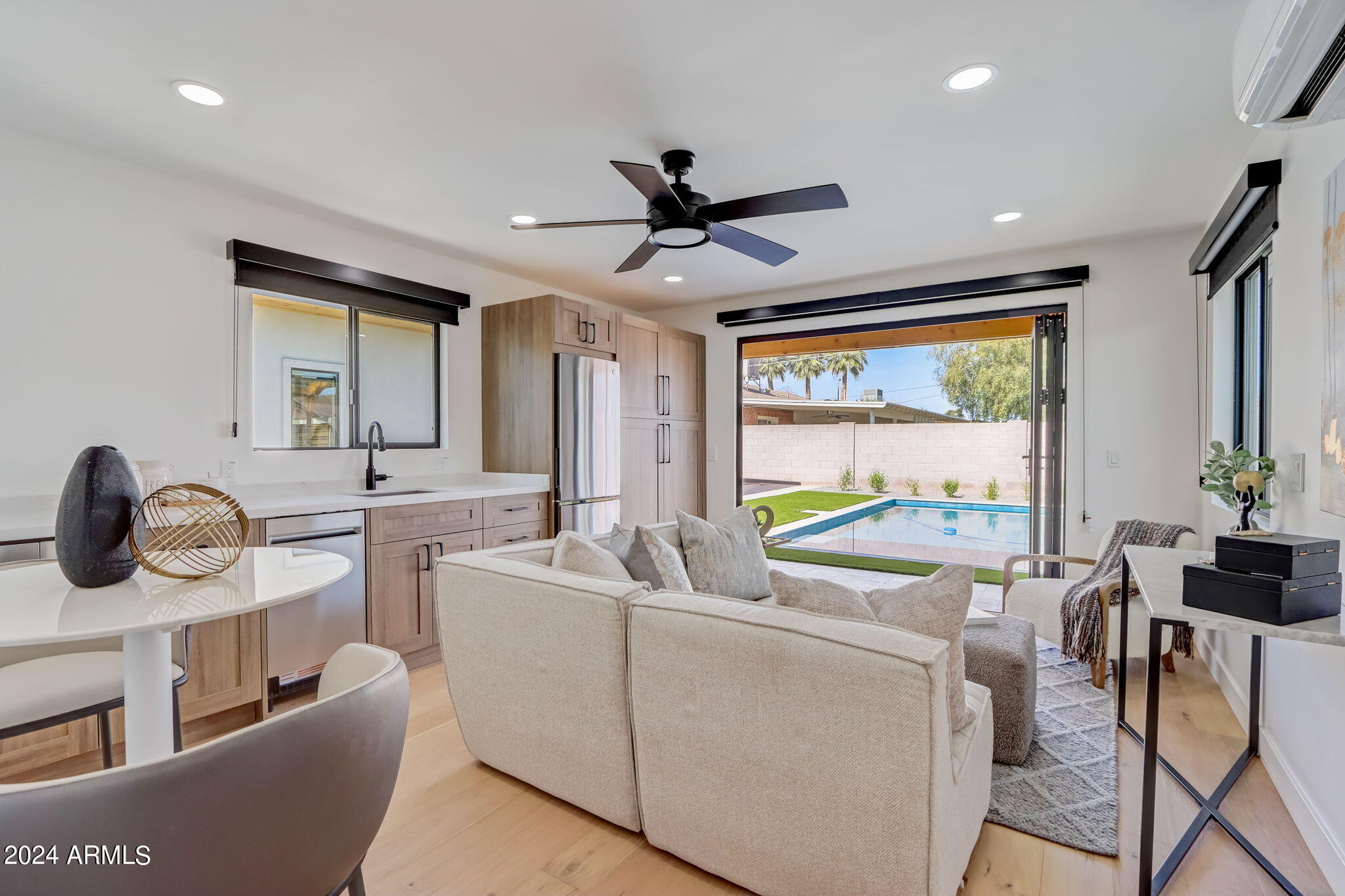 8614 E HIGHLAND Avenue