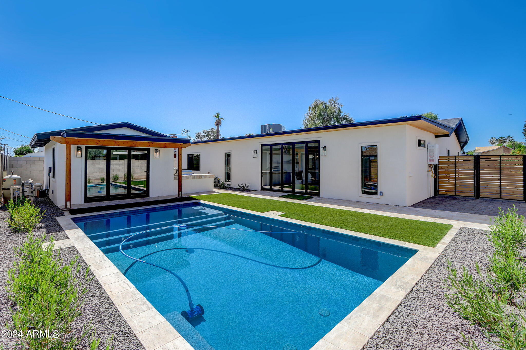 8614 E HIGHLAND Avenue