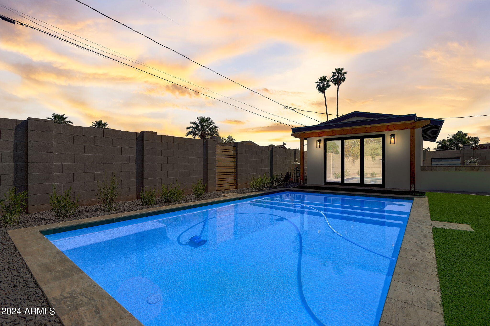 8614 E HIGHLAND Avenue