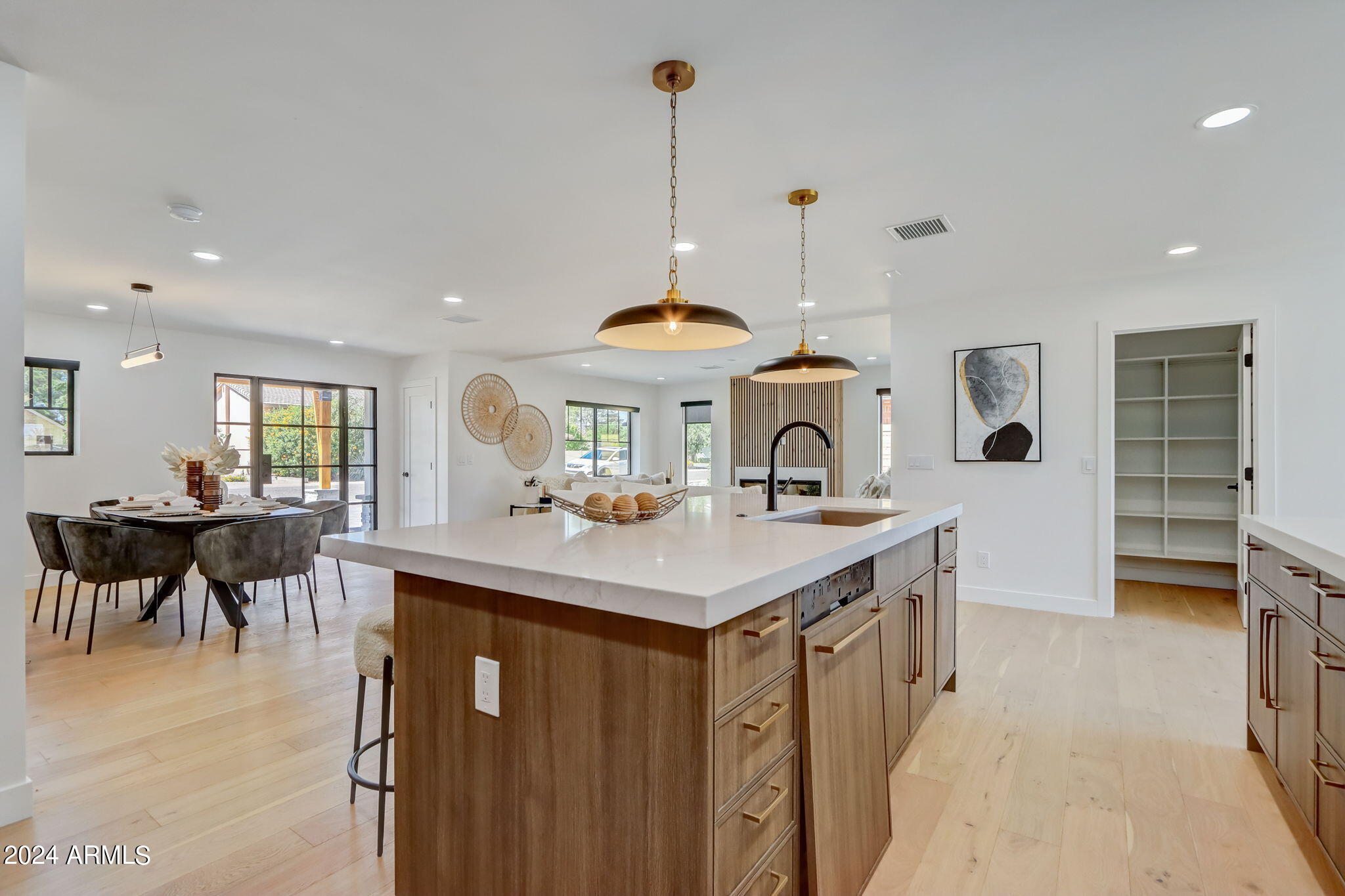 8614 E HIGHLAND Avenue