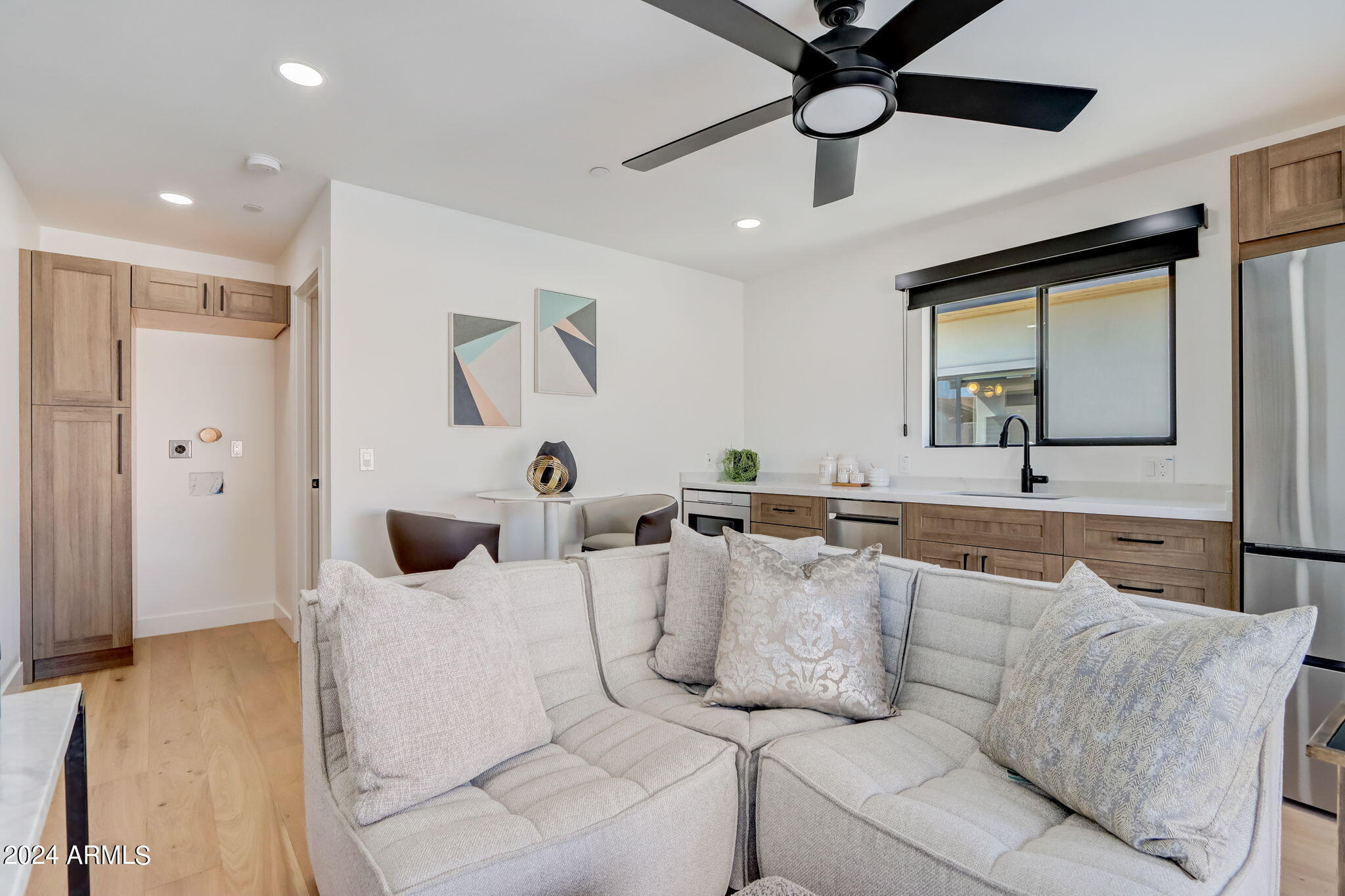 8614 E HIGHLAND Avenue