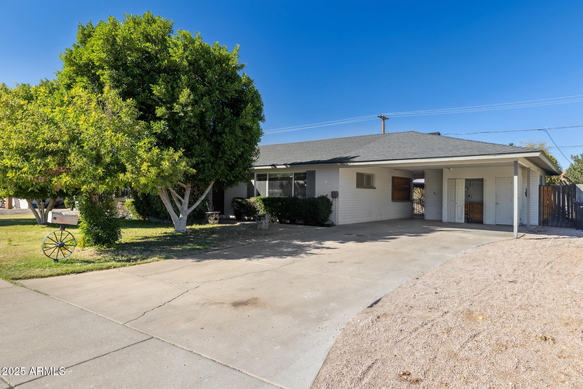 2136 W MEADOW Drive