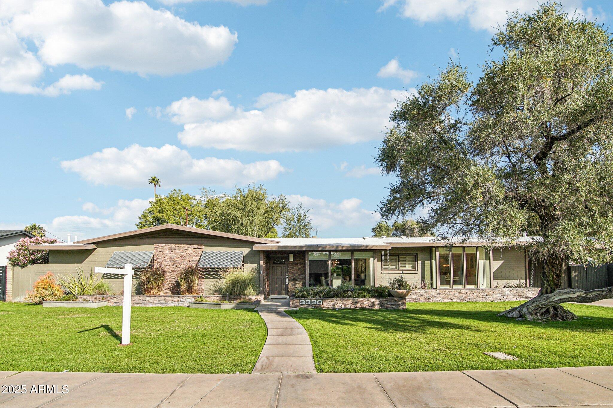 3330 E GLENROSA Avenue