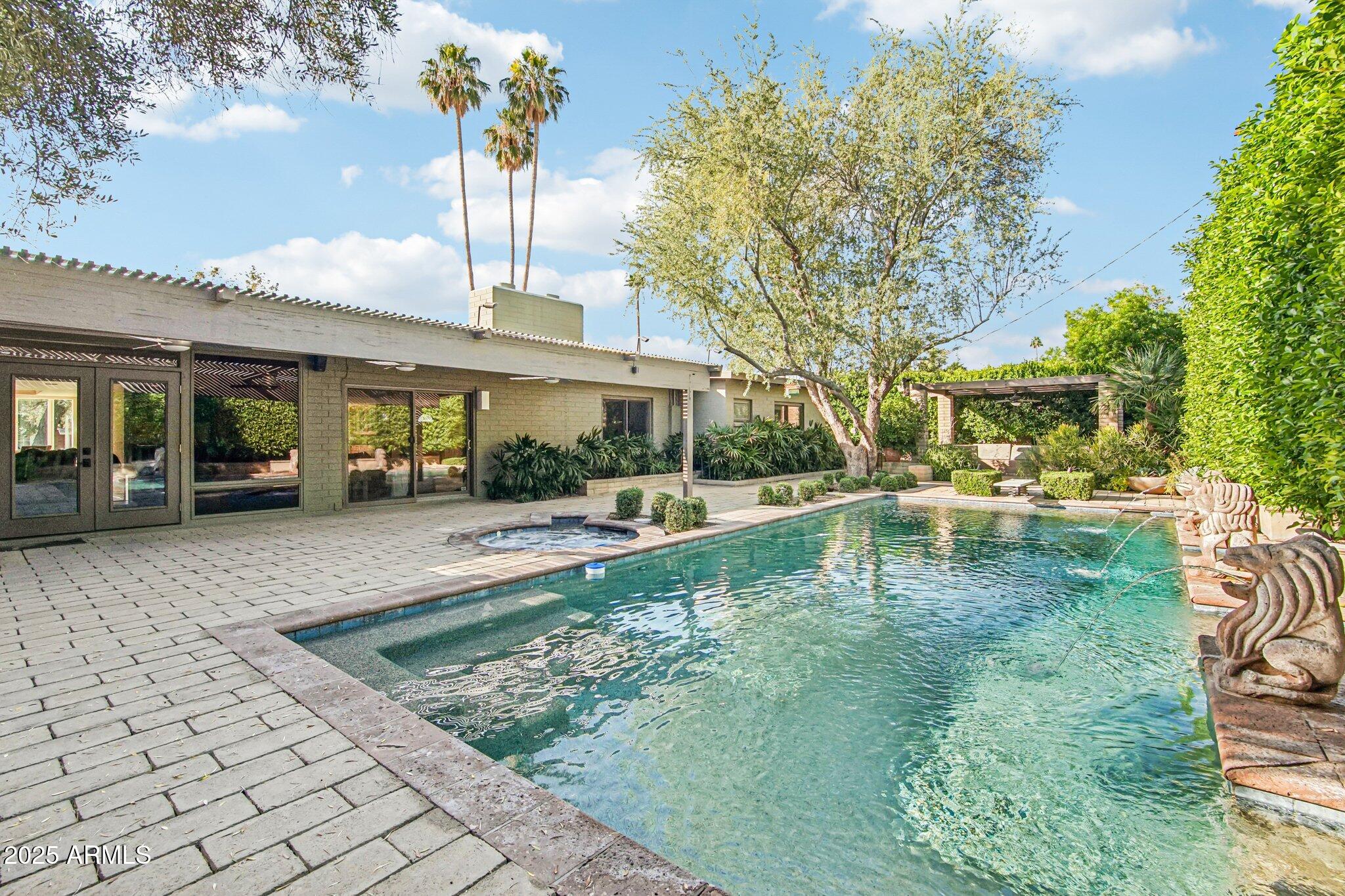 3330 E GLENROSA Avenue