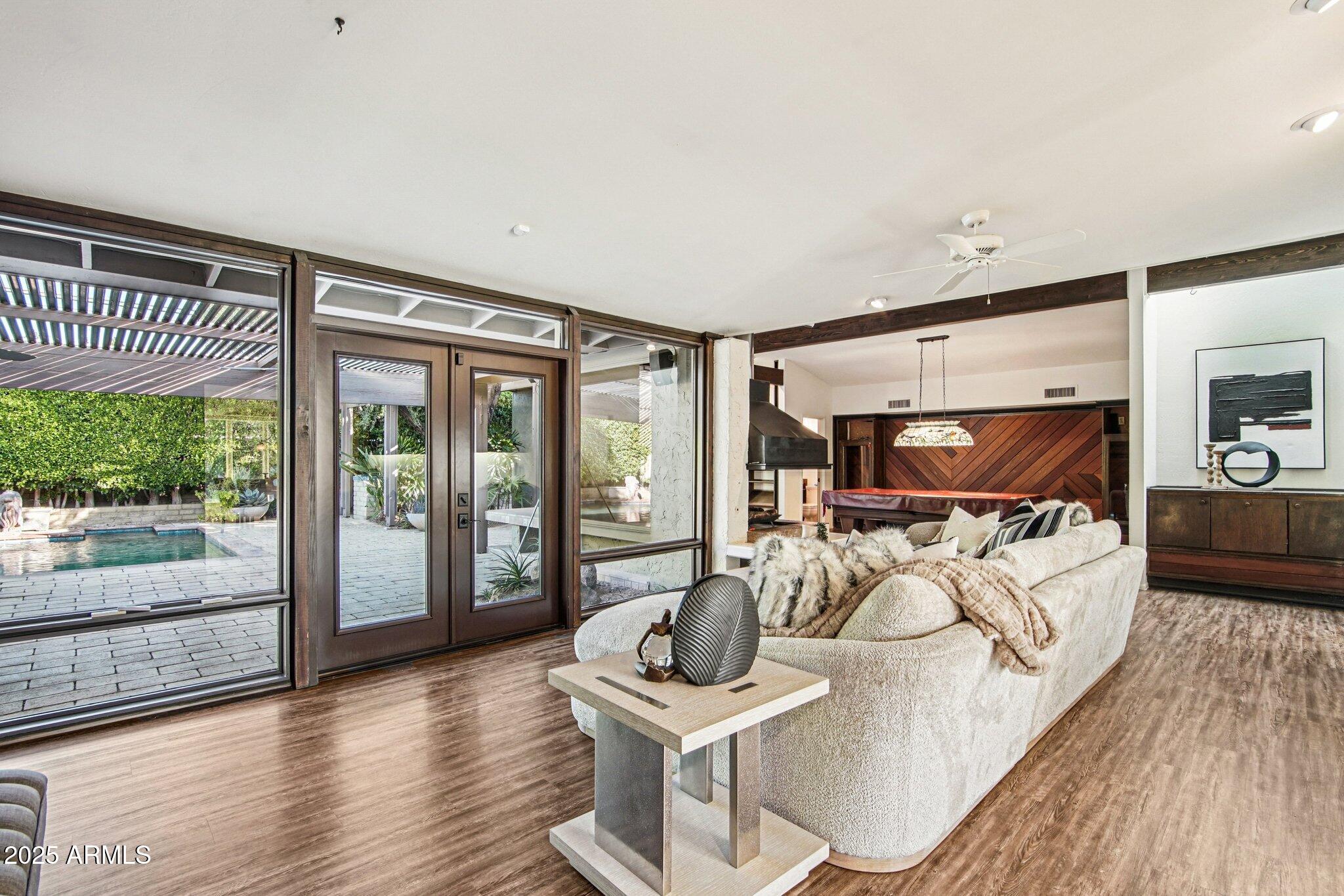 3330 E GLENROSA Avenue