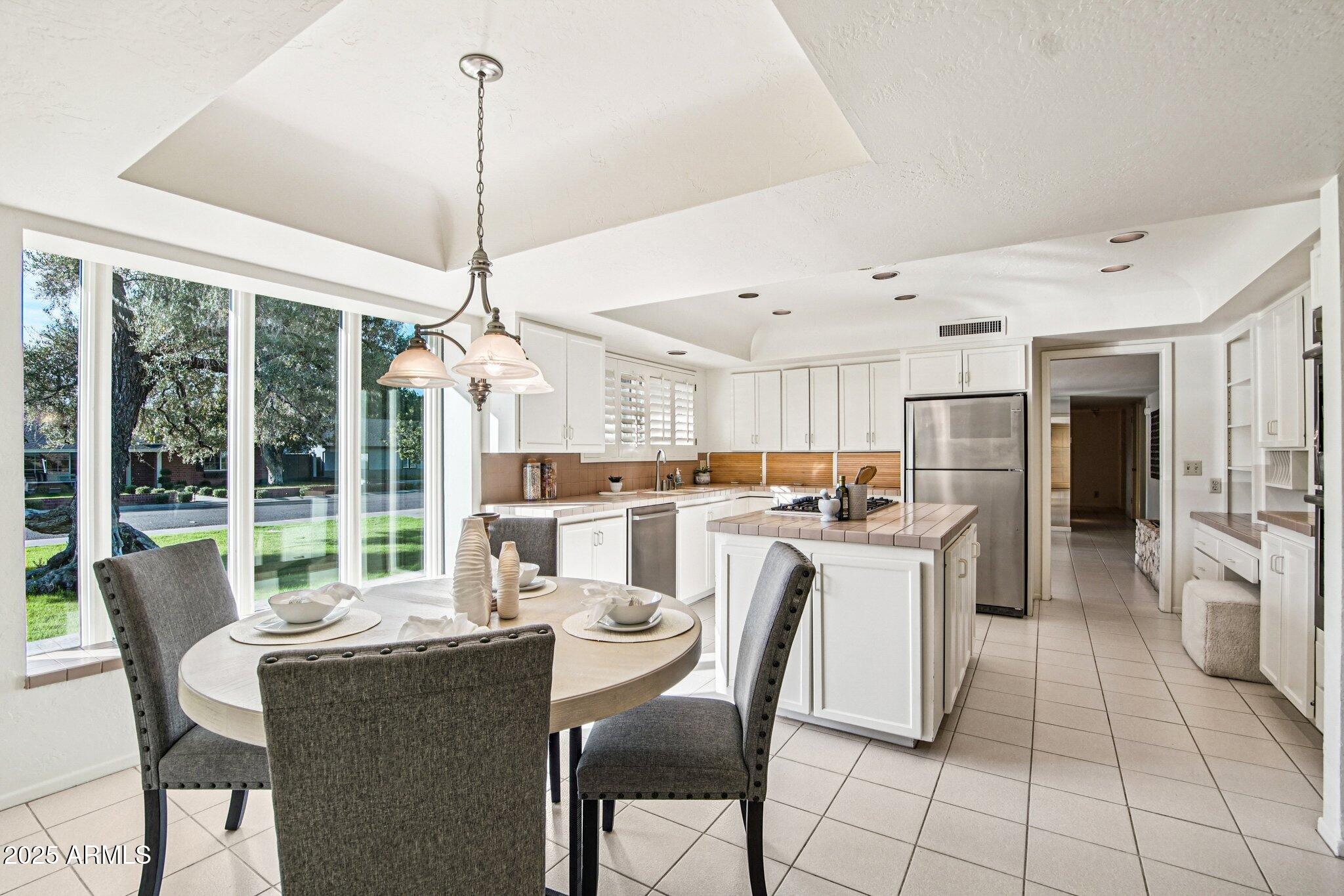 3330 E GLENROSA Avenue