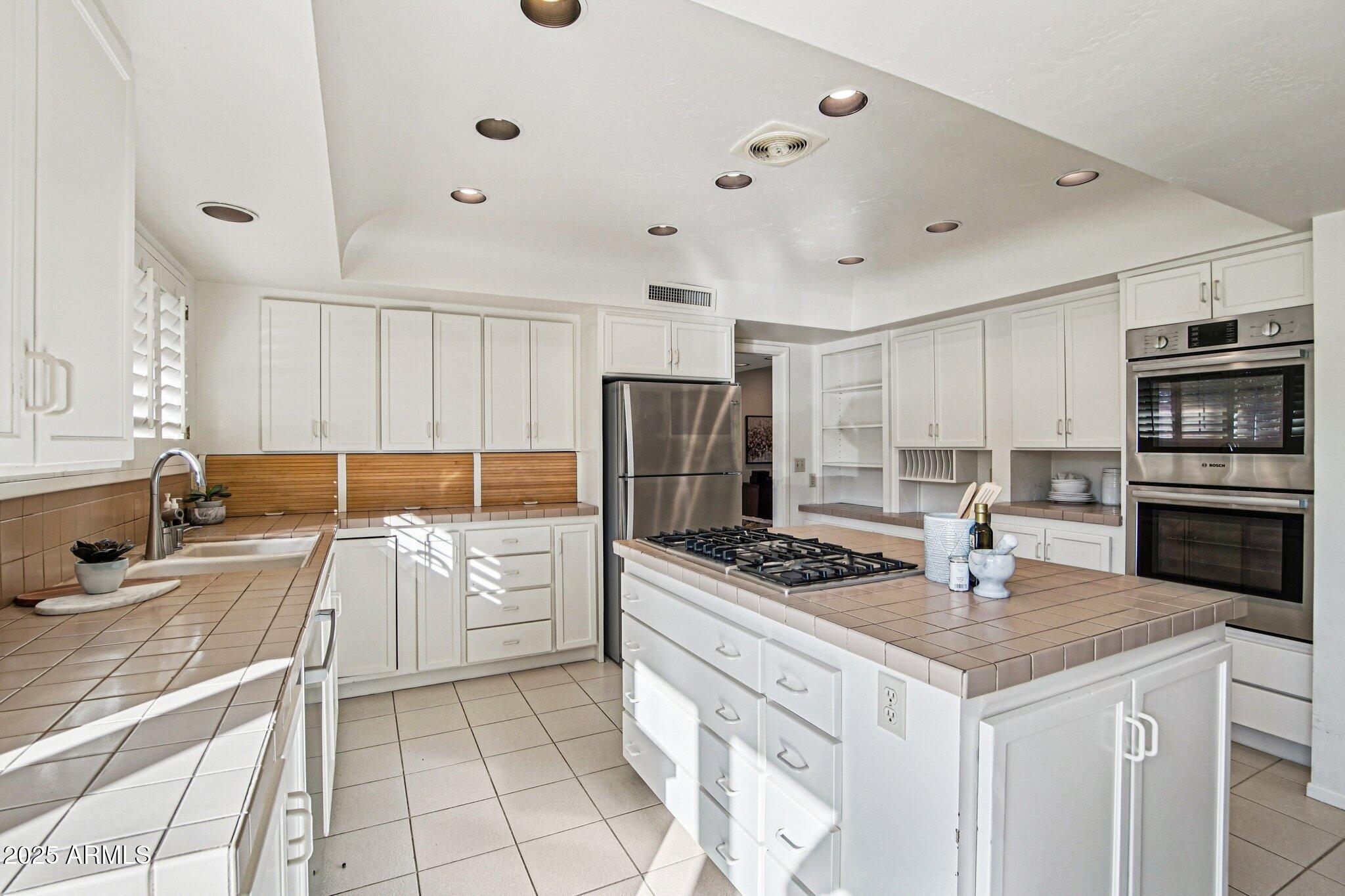 3330 E GLENROSA Avenue