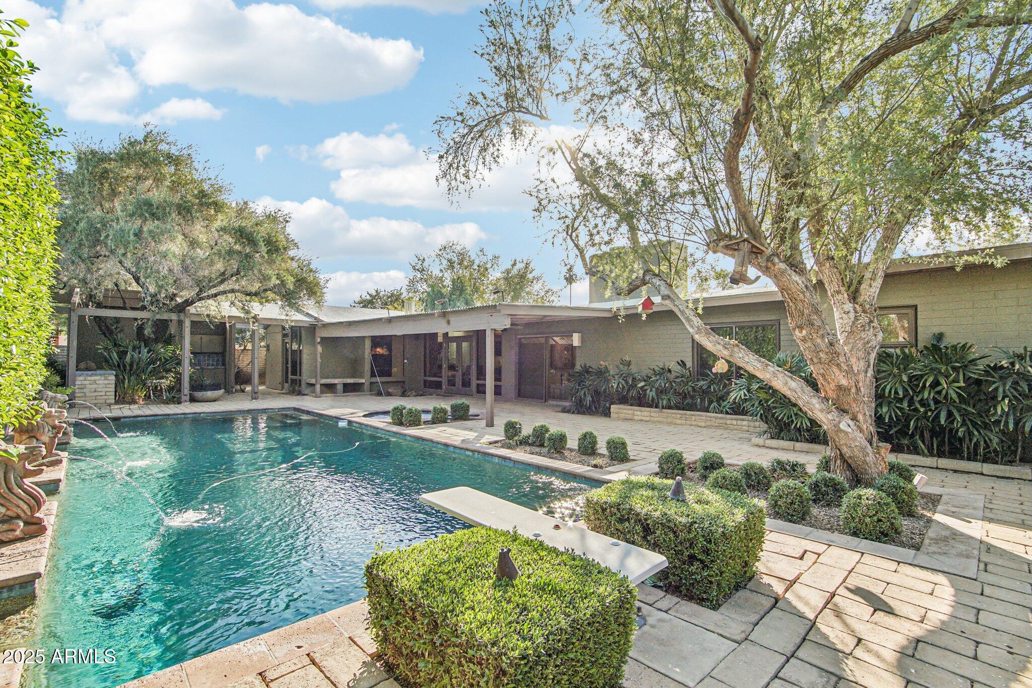 3330 E GLENROSA Avenue