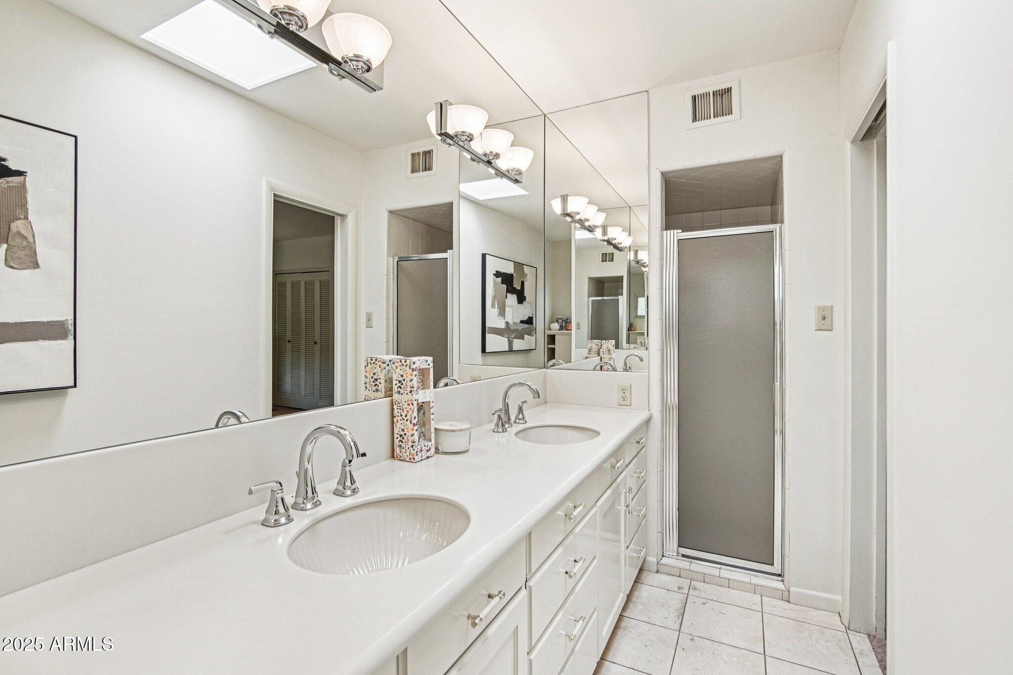 3330 E GLENROSA Avenue