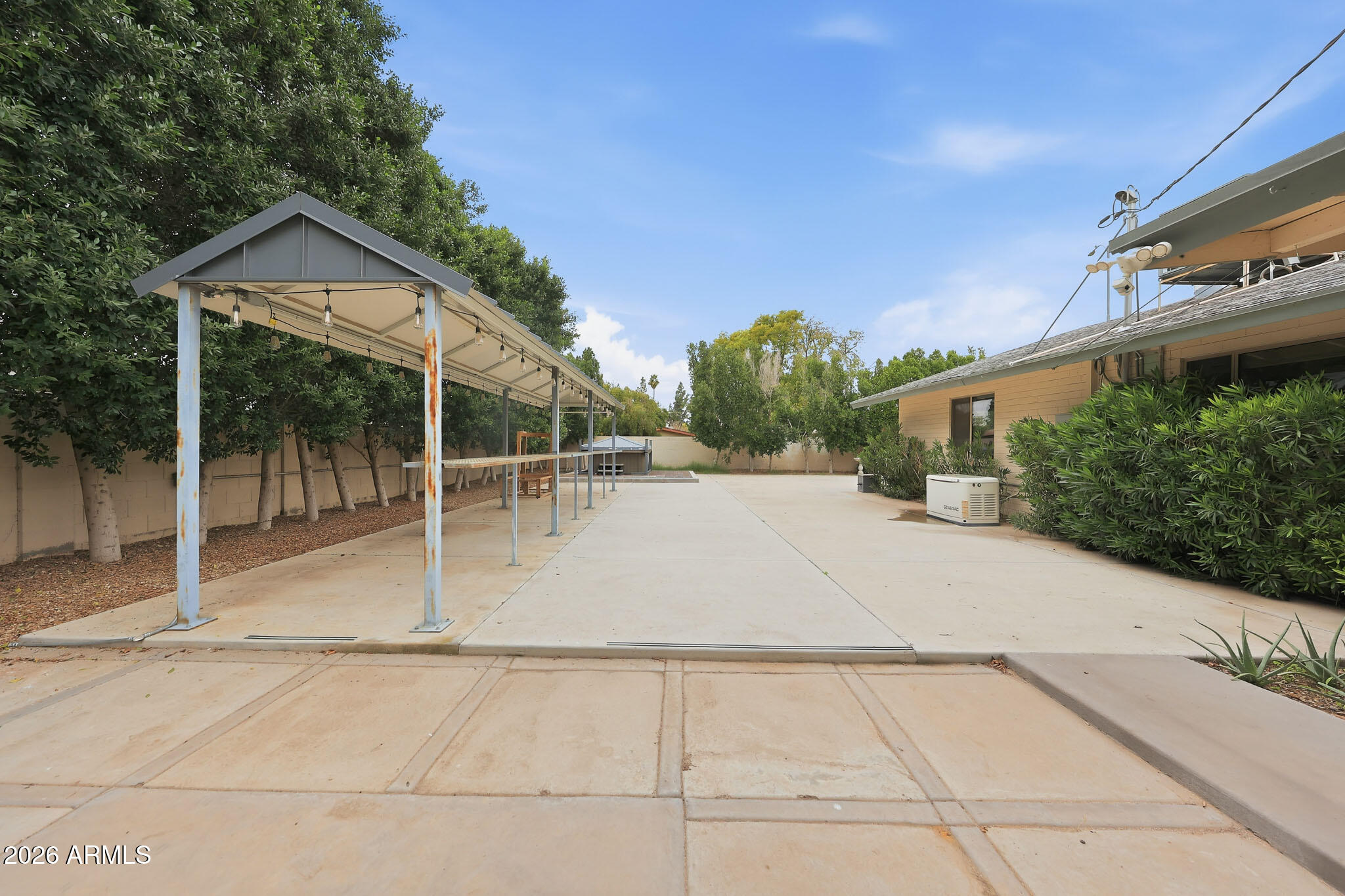 325 N FRASER Drive W