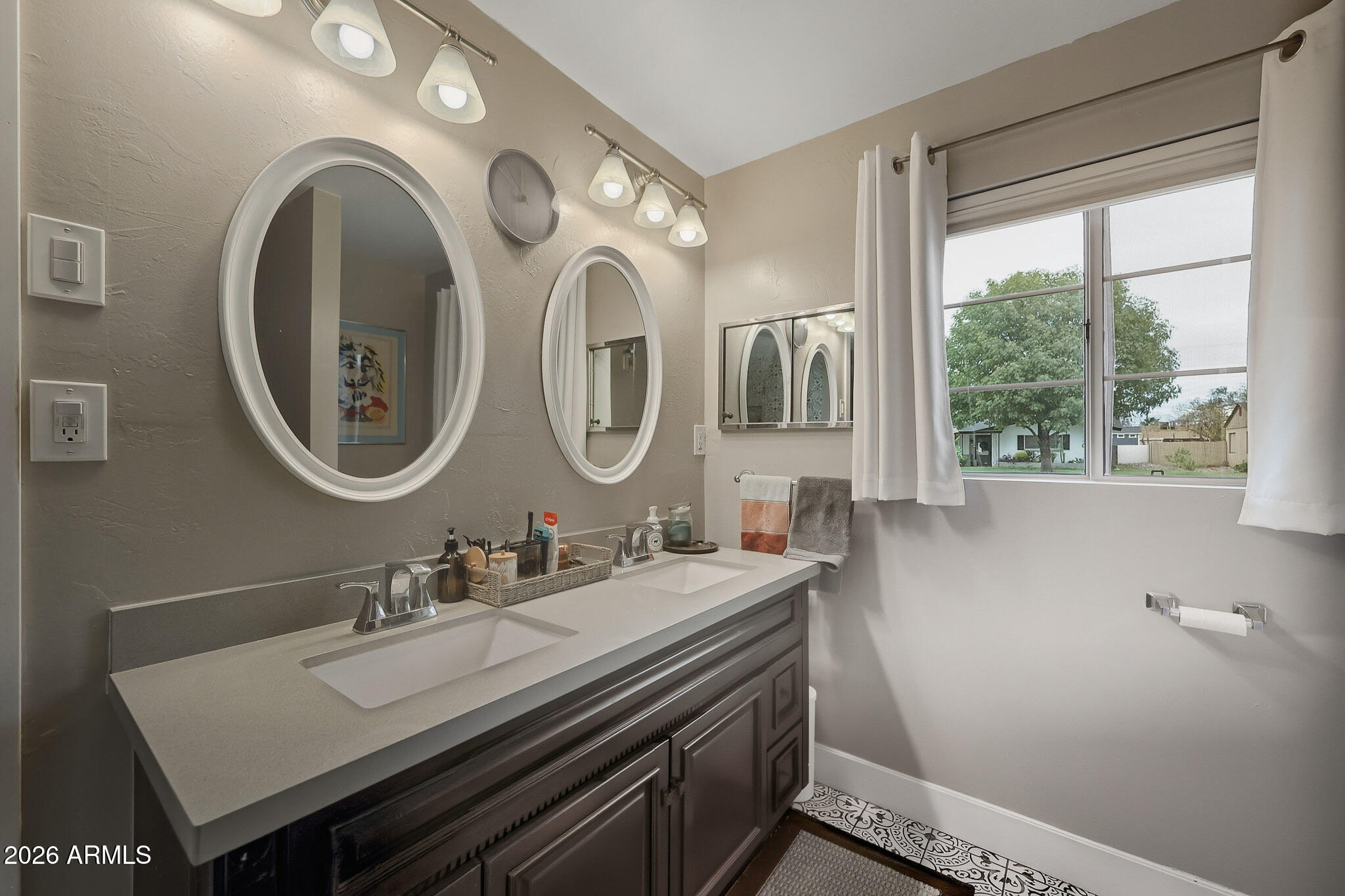 325 N FRASER Drive W