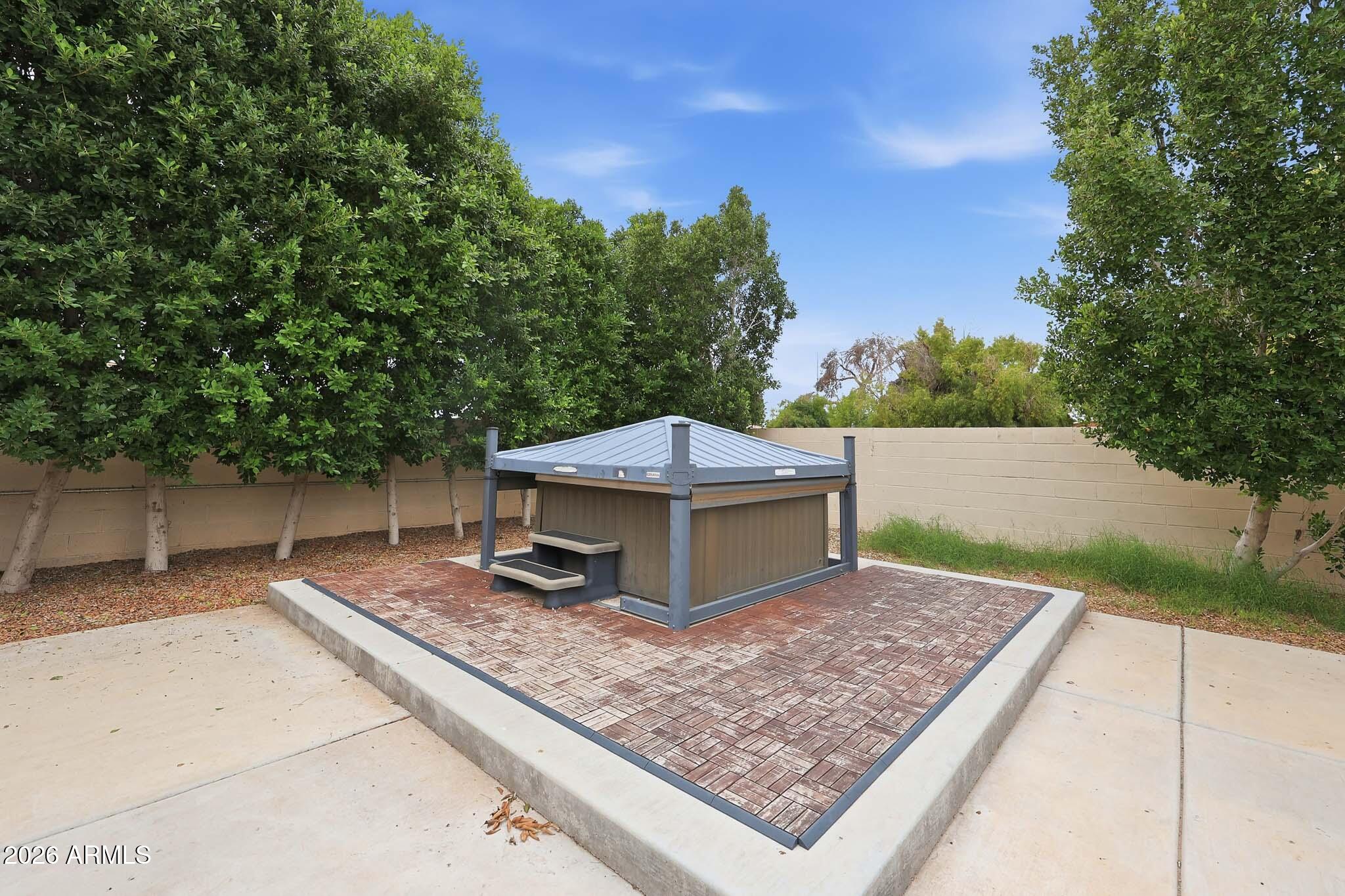 325 N FRASER Drive W