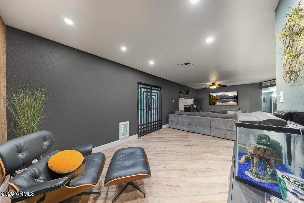 325 N FRASER Drive W