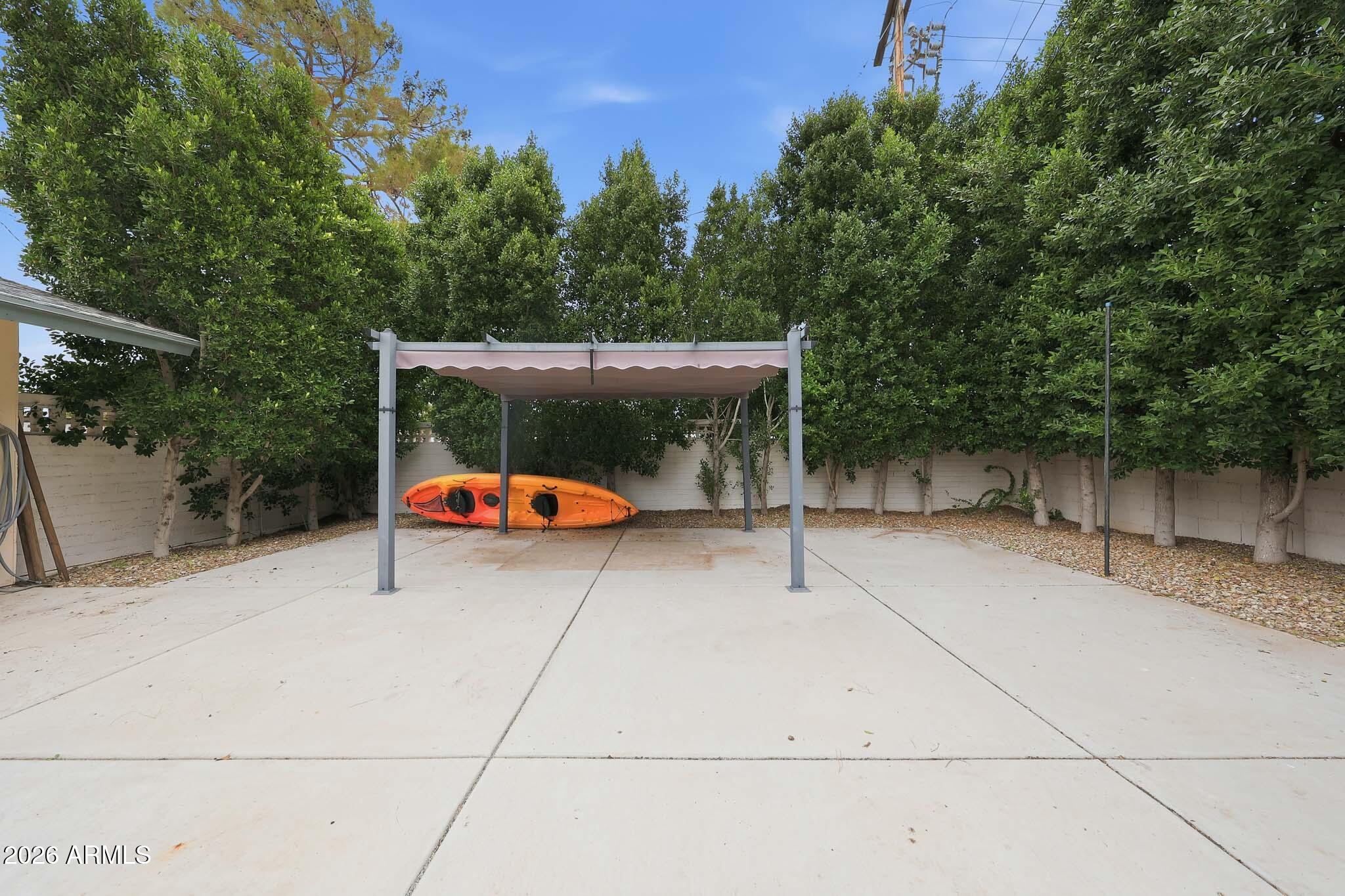 325 N FRASER Drive W