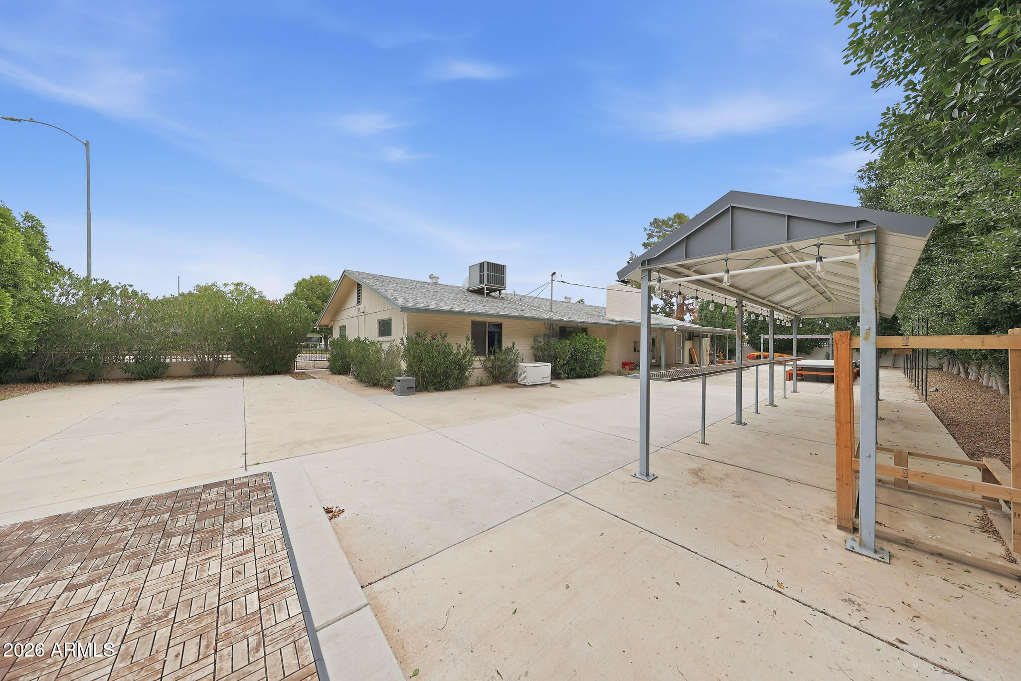 325 N FRASER Drive W