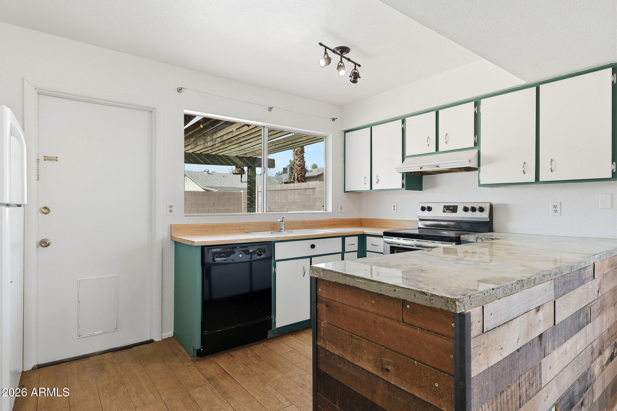 1624 W PERALTA Avenue