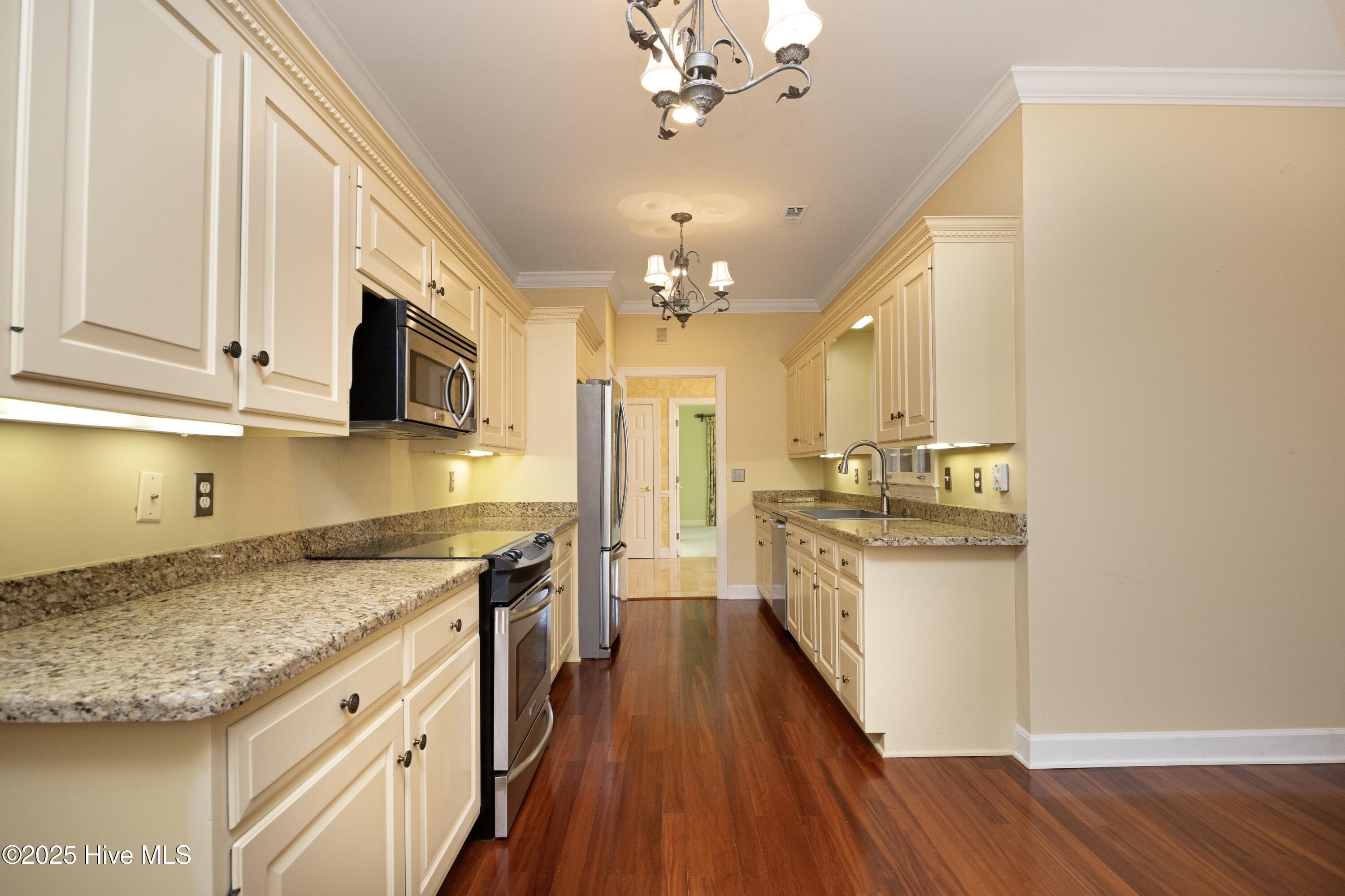 8 Ravenel Court