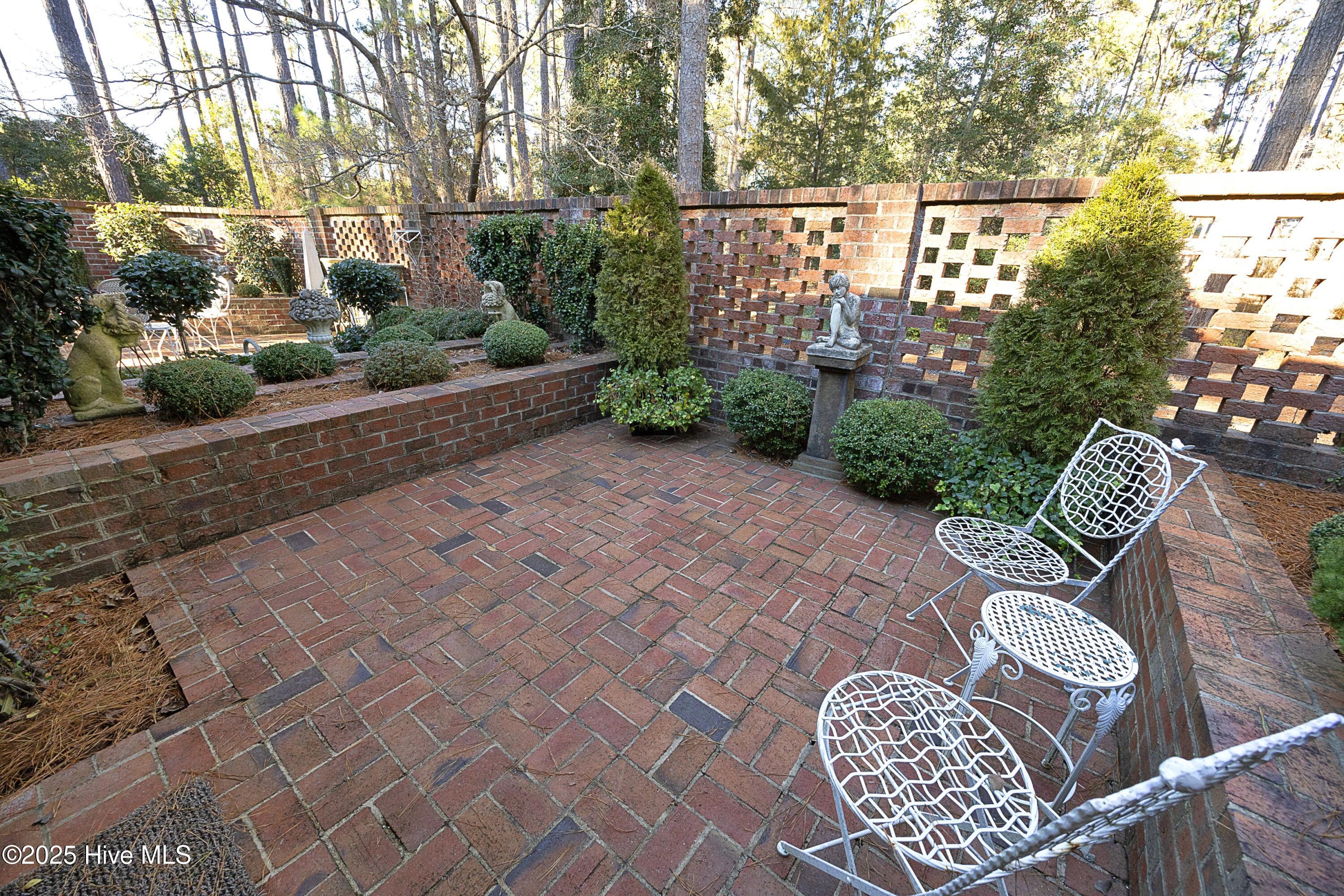 8 Ravenel Court