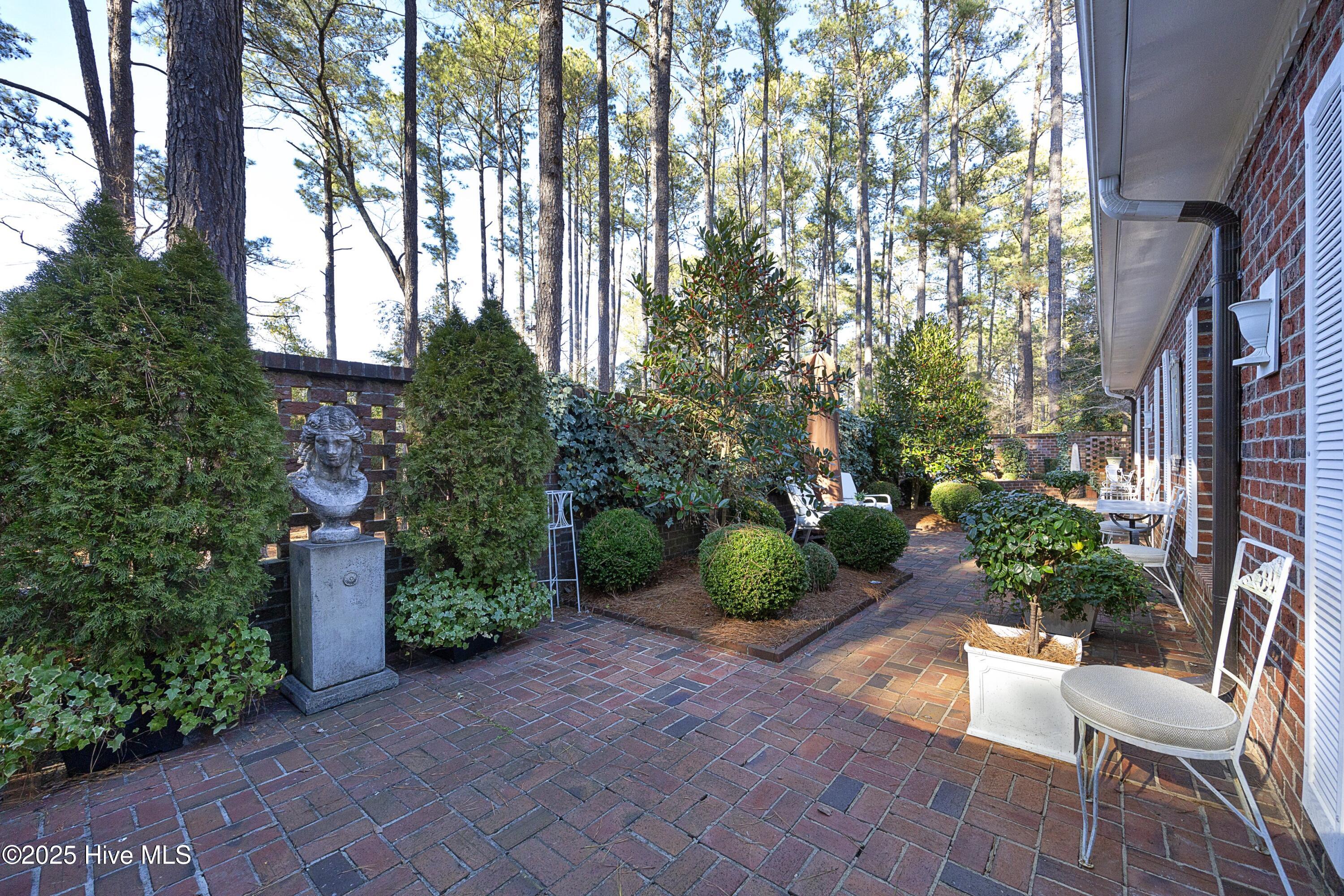 8 Ravenel Court