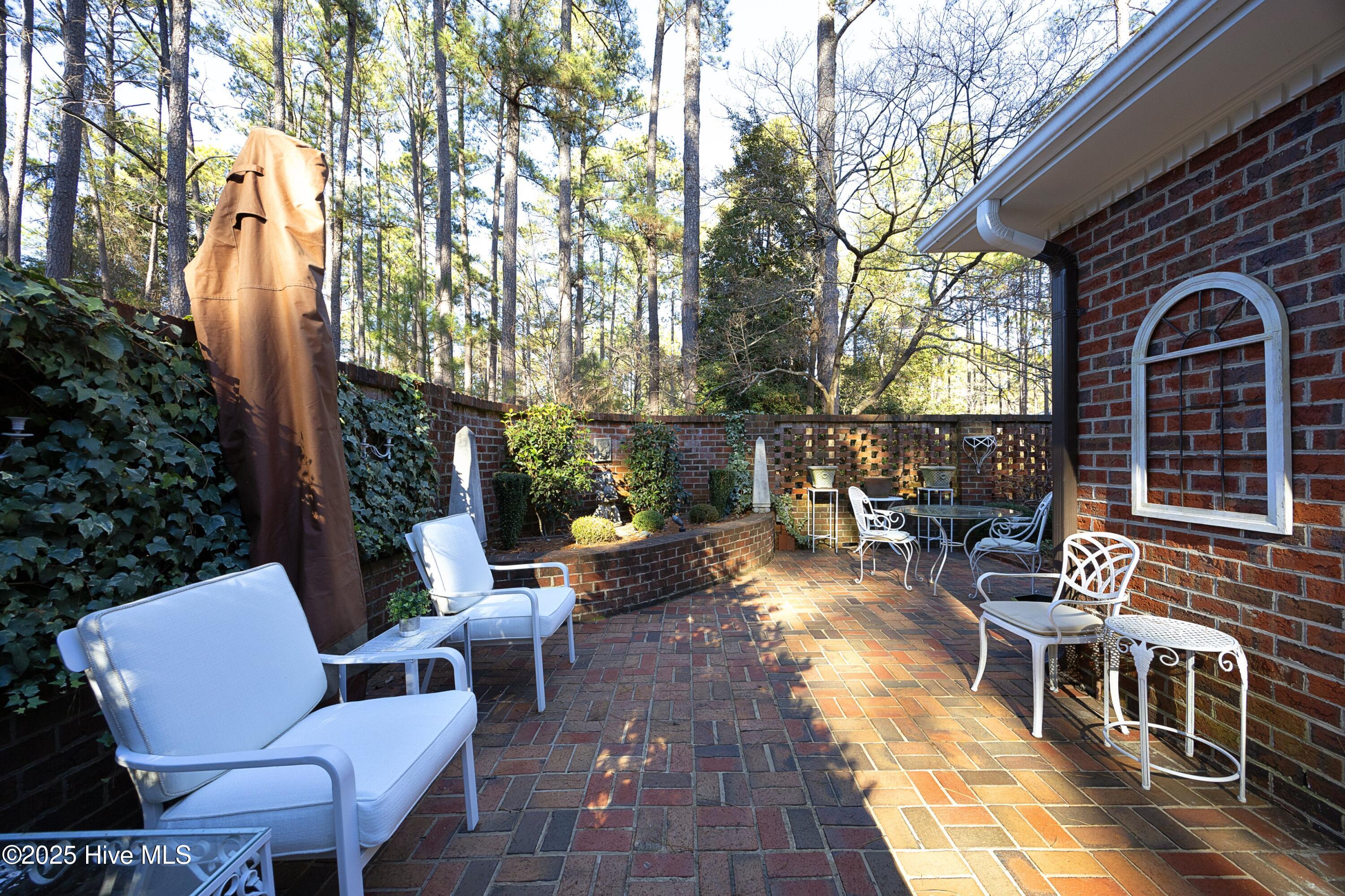 8 Ravenel Court