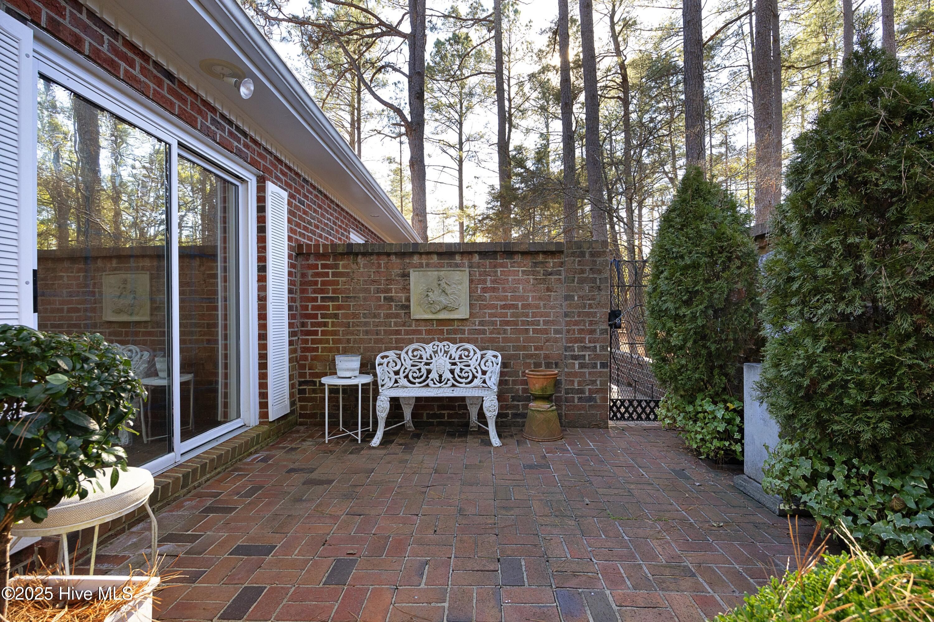 8 Ravenel Court