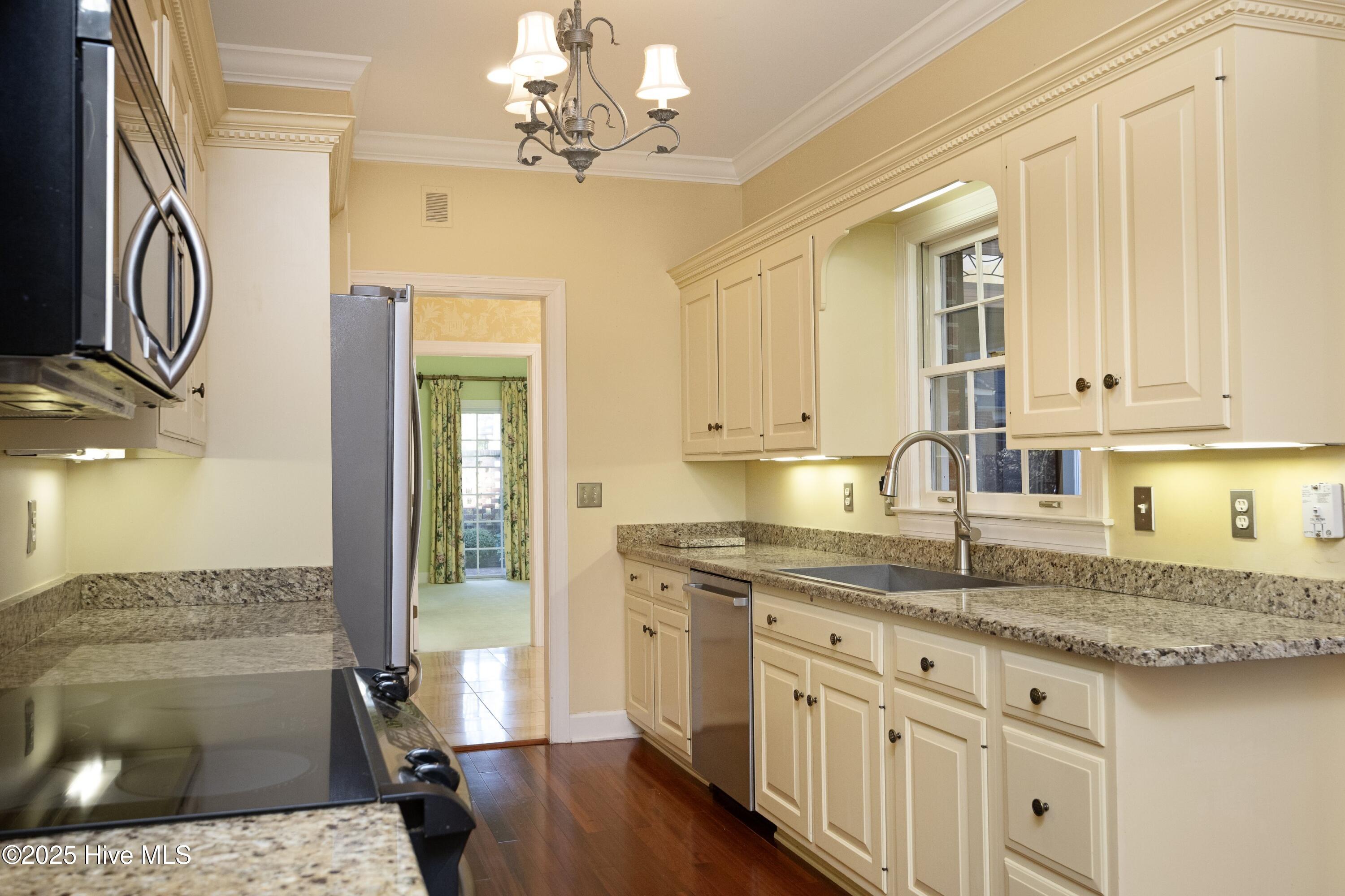 8 Ravenel Court