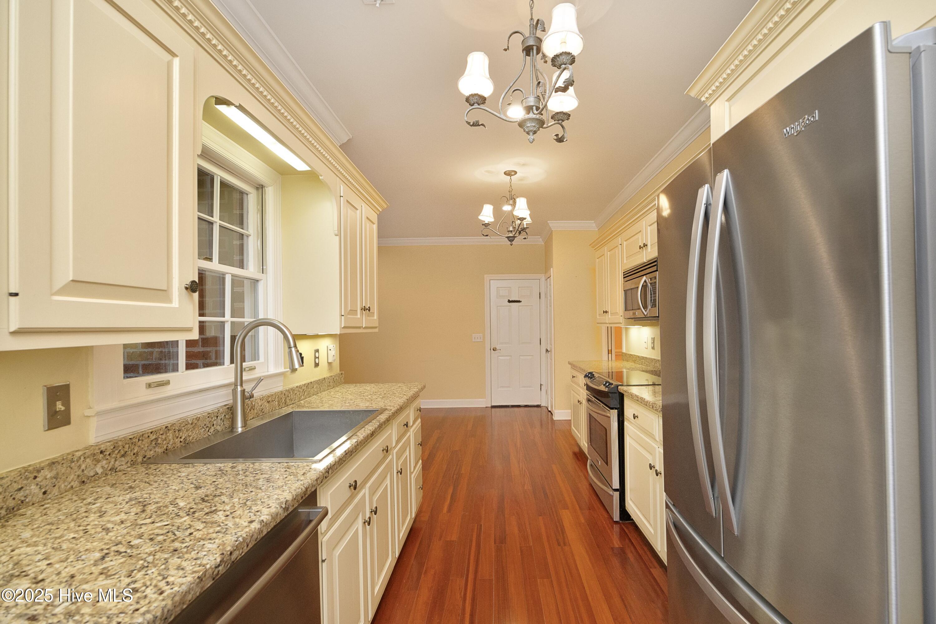 8 Ravenel Court