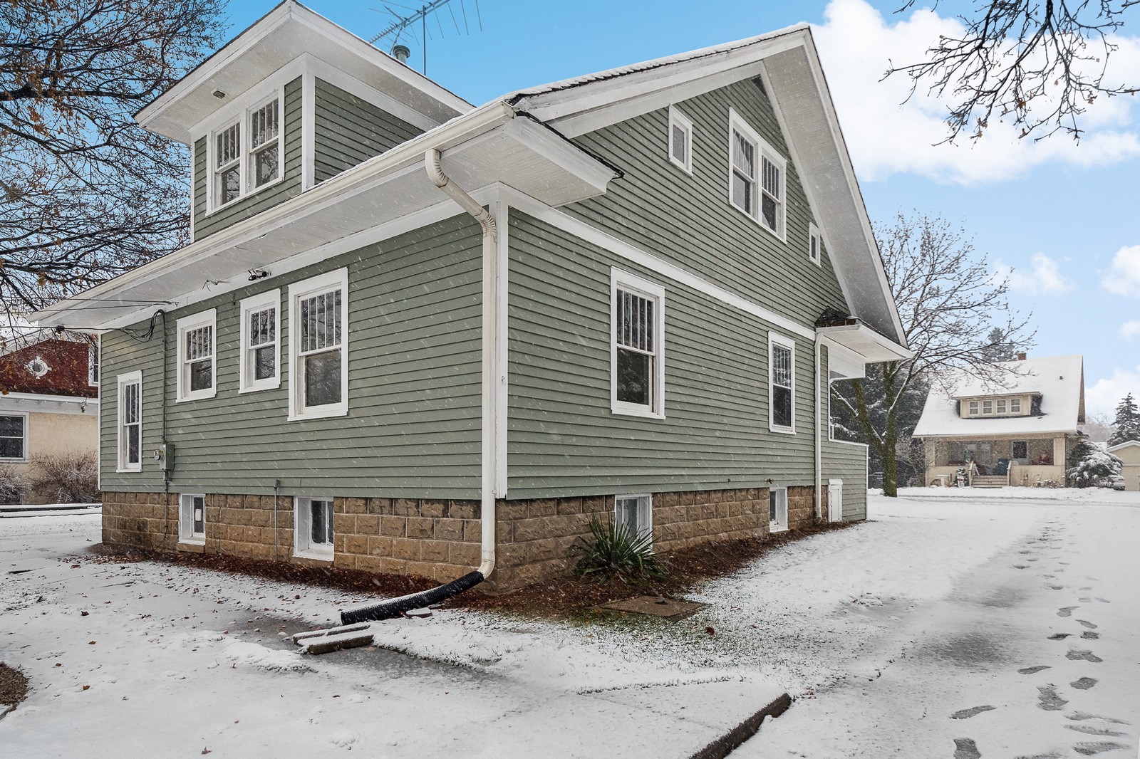 24 E Maple Avenue