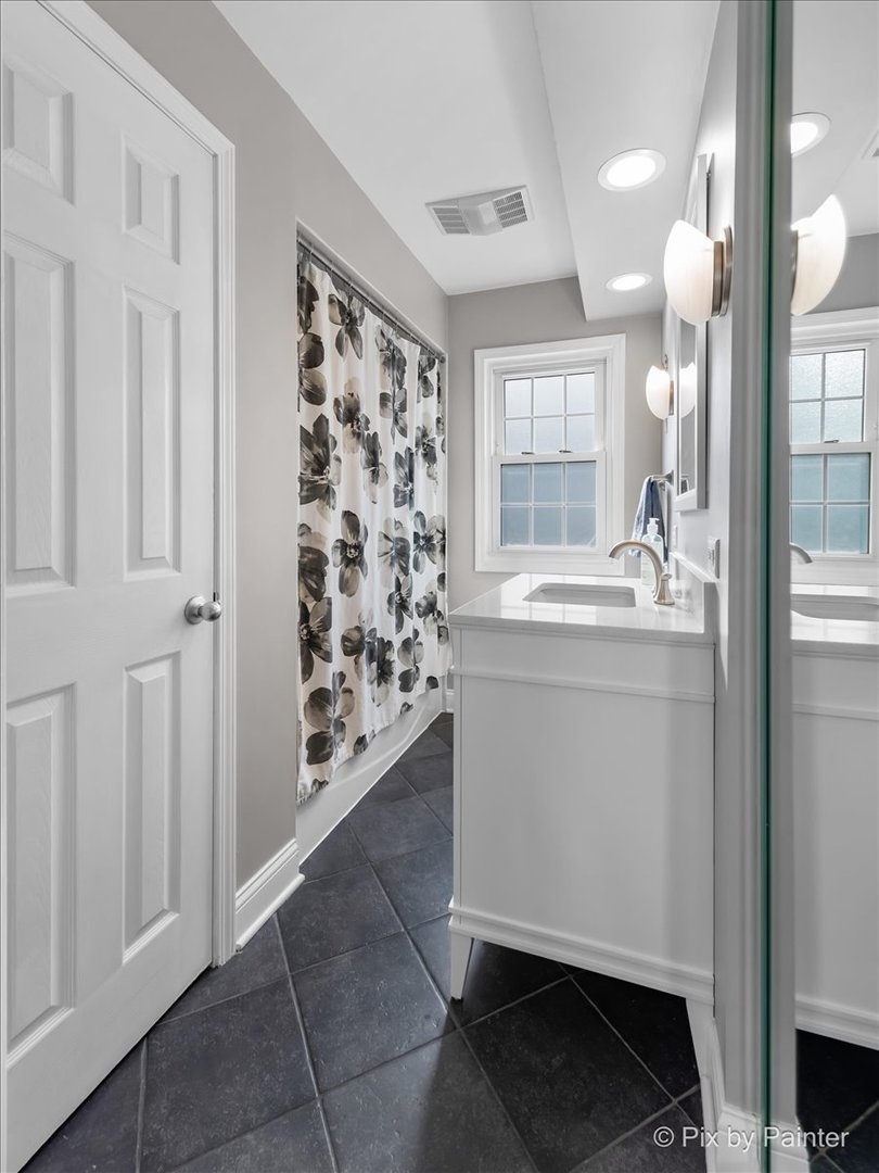 1011 N MITCHELL Avenue