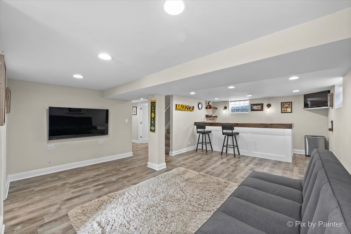 1011 N MITCHELL Avenue