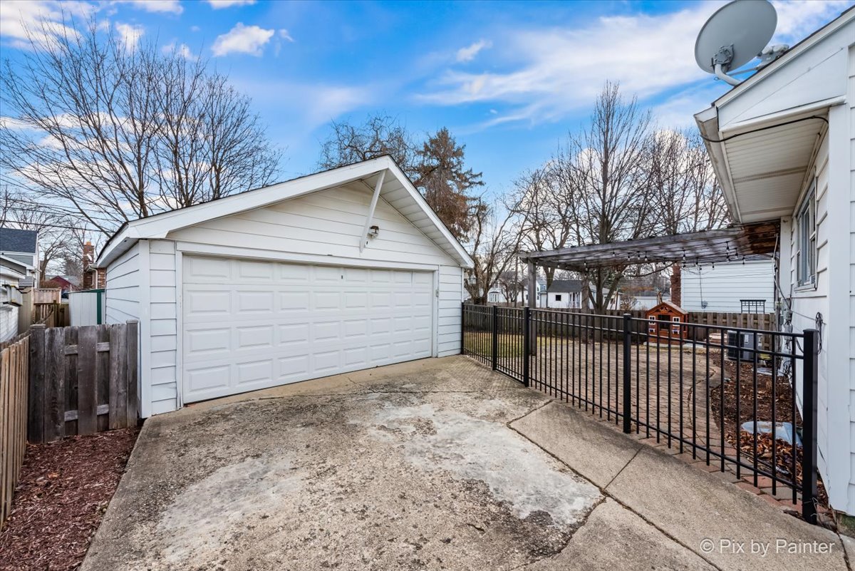 1011 N MITCHELL Avenue