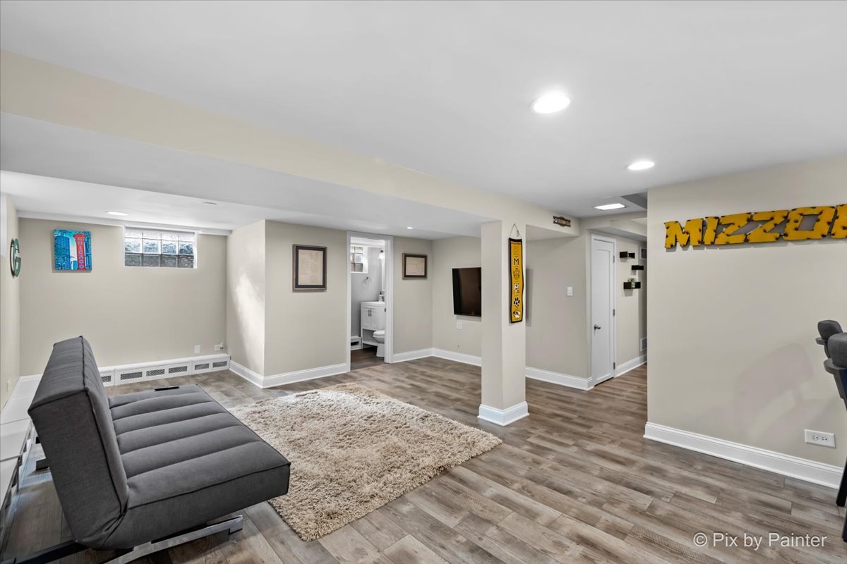 1011 N MITCHELL Avenue