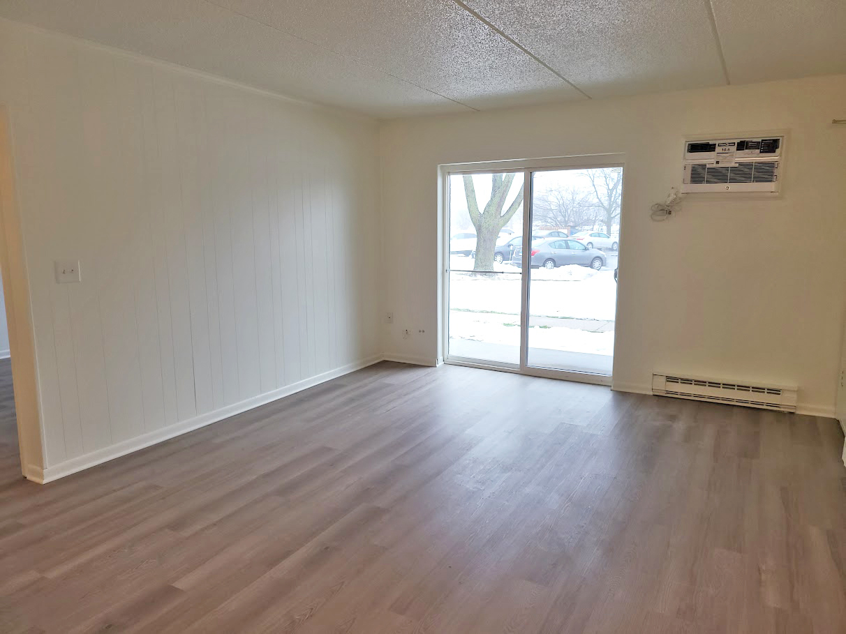 945 N Rohlwing Road Unit: GM
