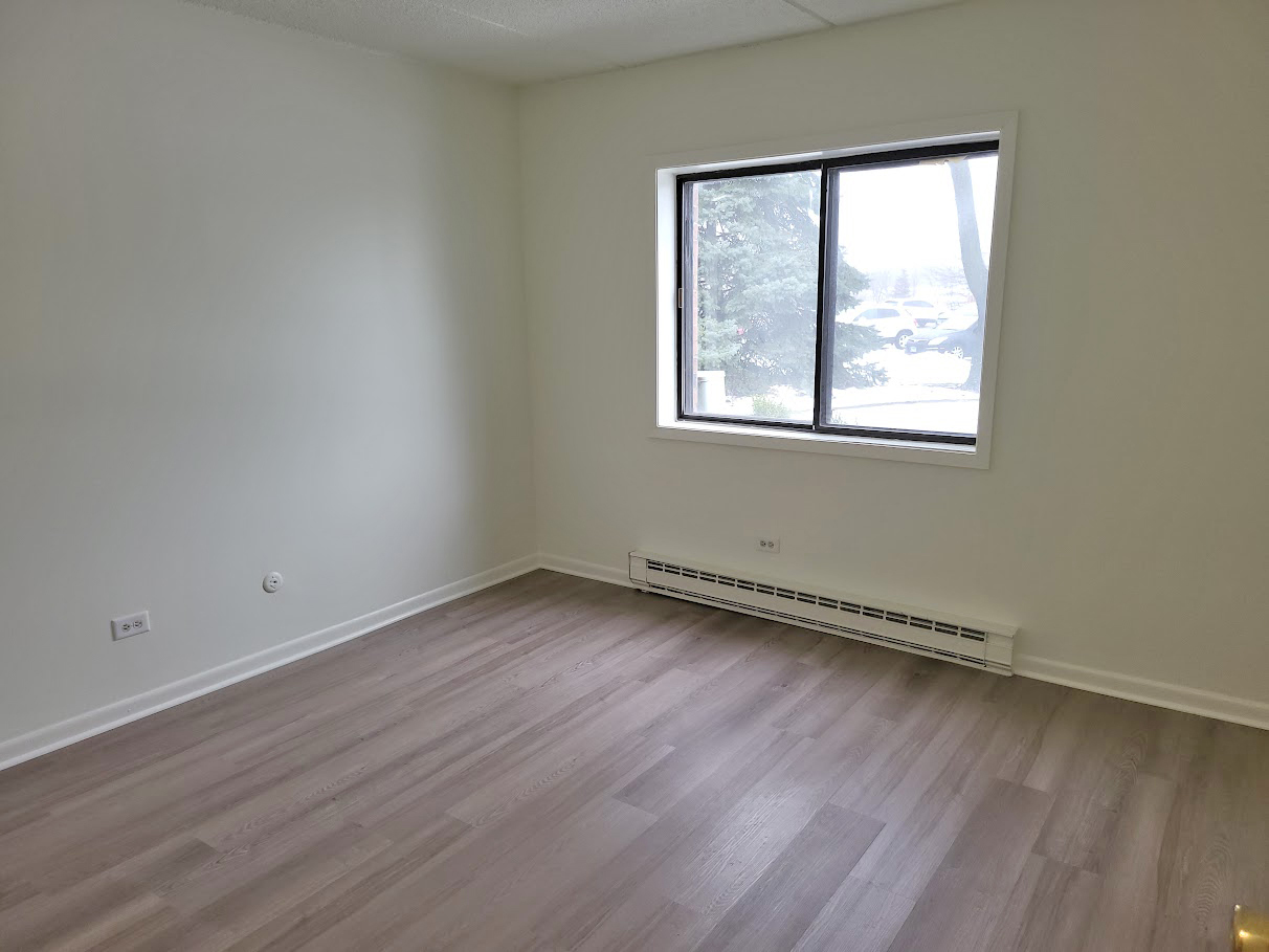 945 N Rohlwing Road Unit: GM