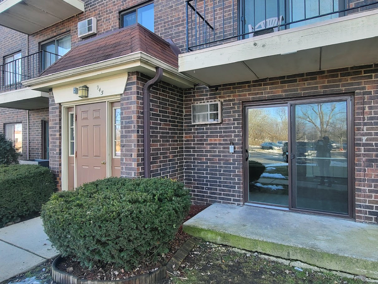 945 N Rohlwing Road Unit: GM