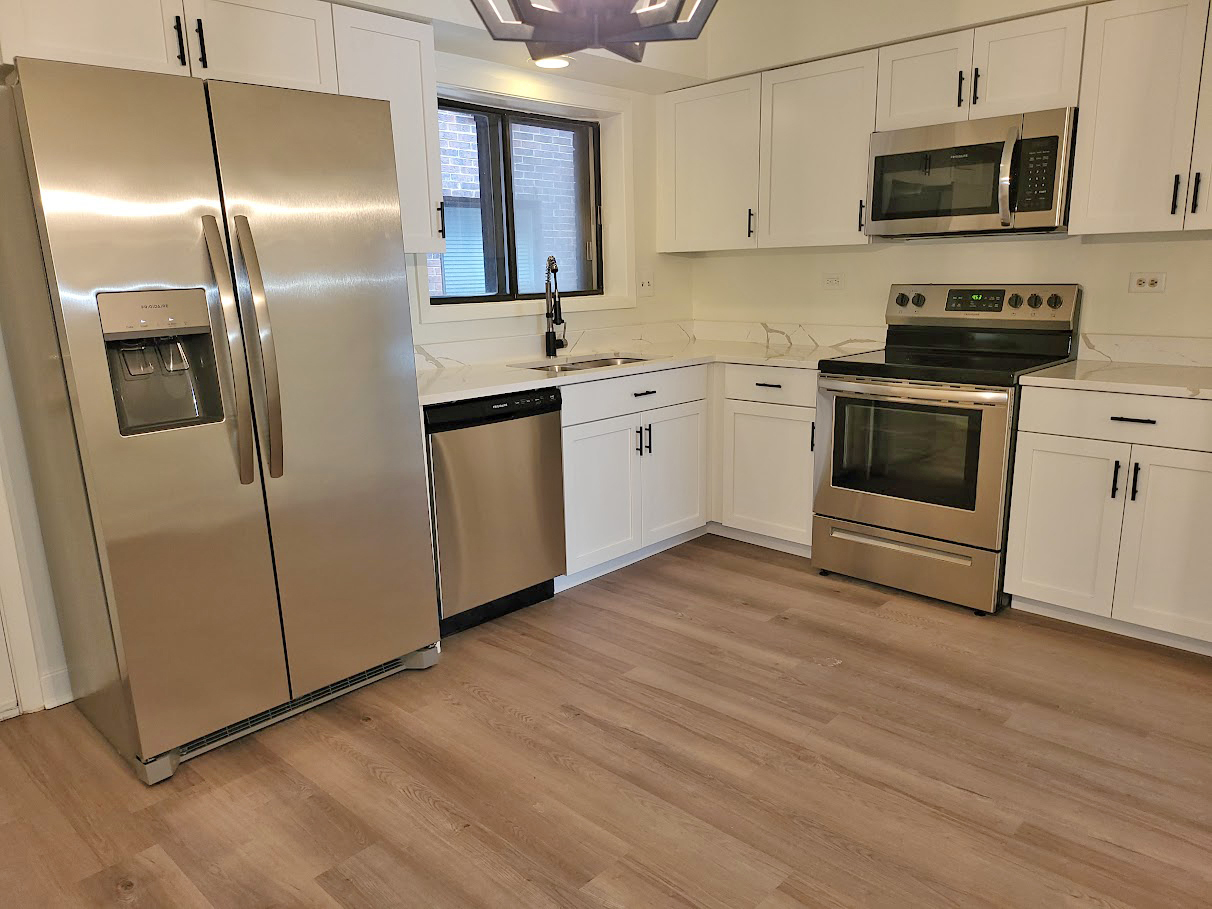 945 N Rohlwing Road Unit: GM