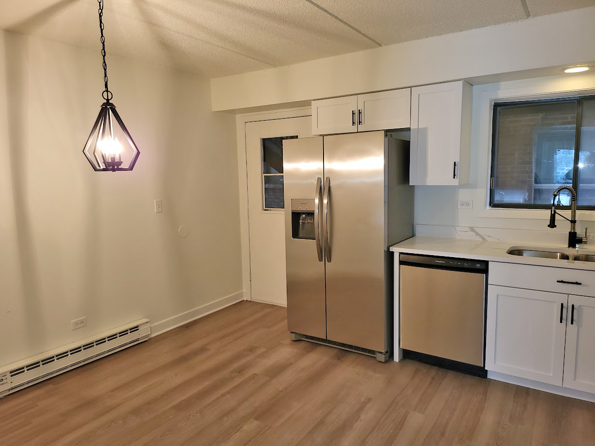 945 N Rohlwing Road Unit: GM