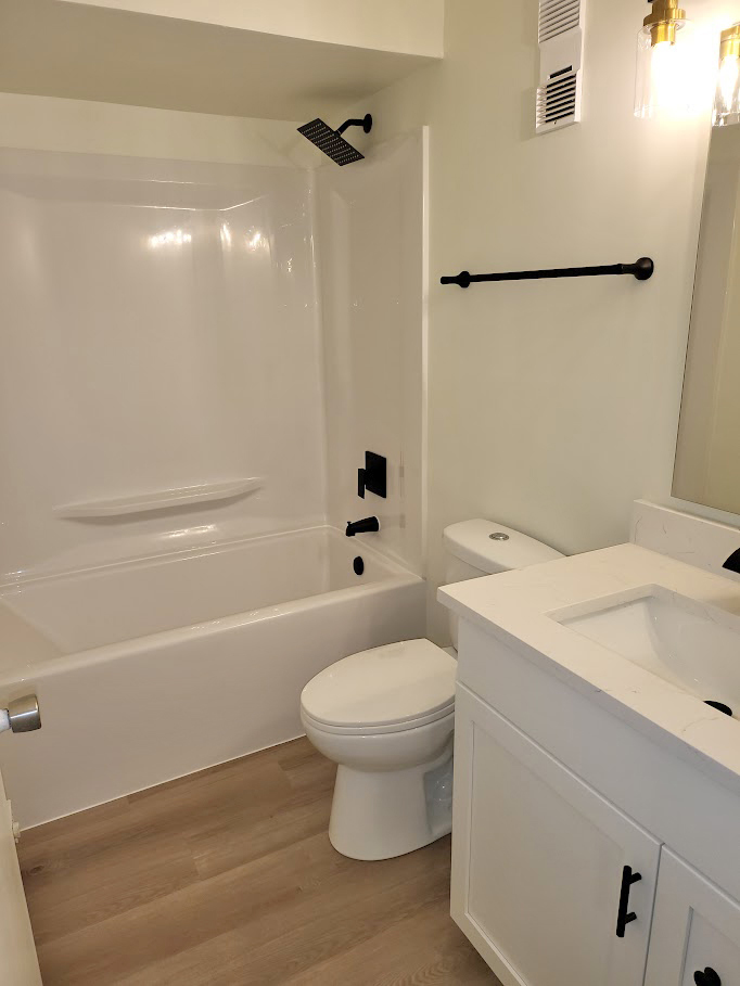 945 N Rohlwing Road Unit: GM