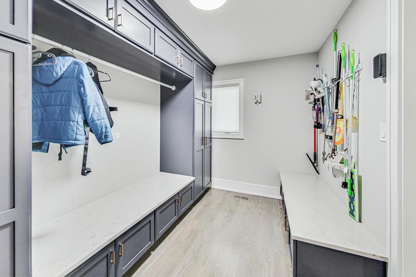 1614 W Oakton Street