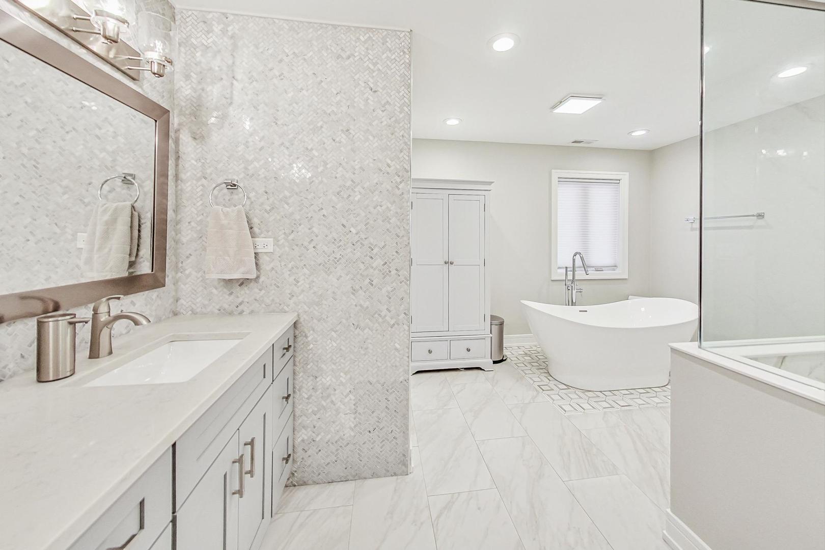 1614 W Oakton Street