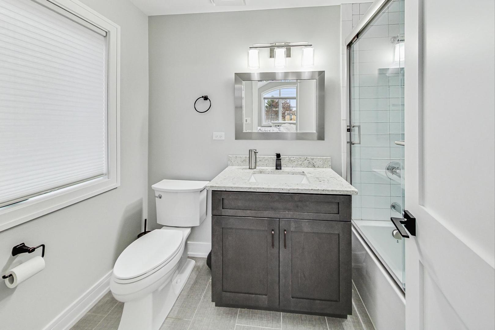 1614 W Oakton Street