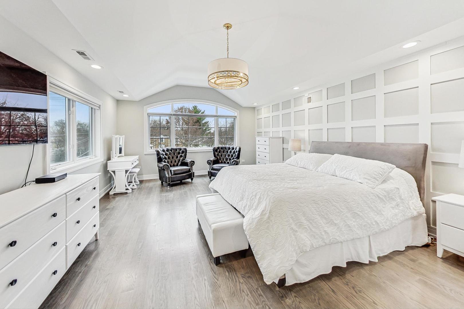 1614 W Oakton Street