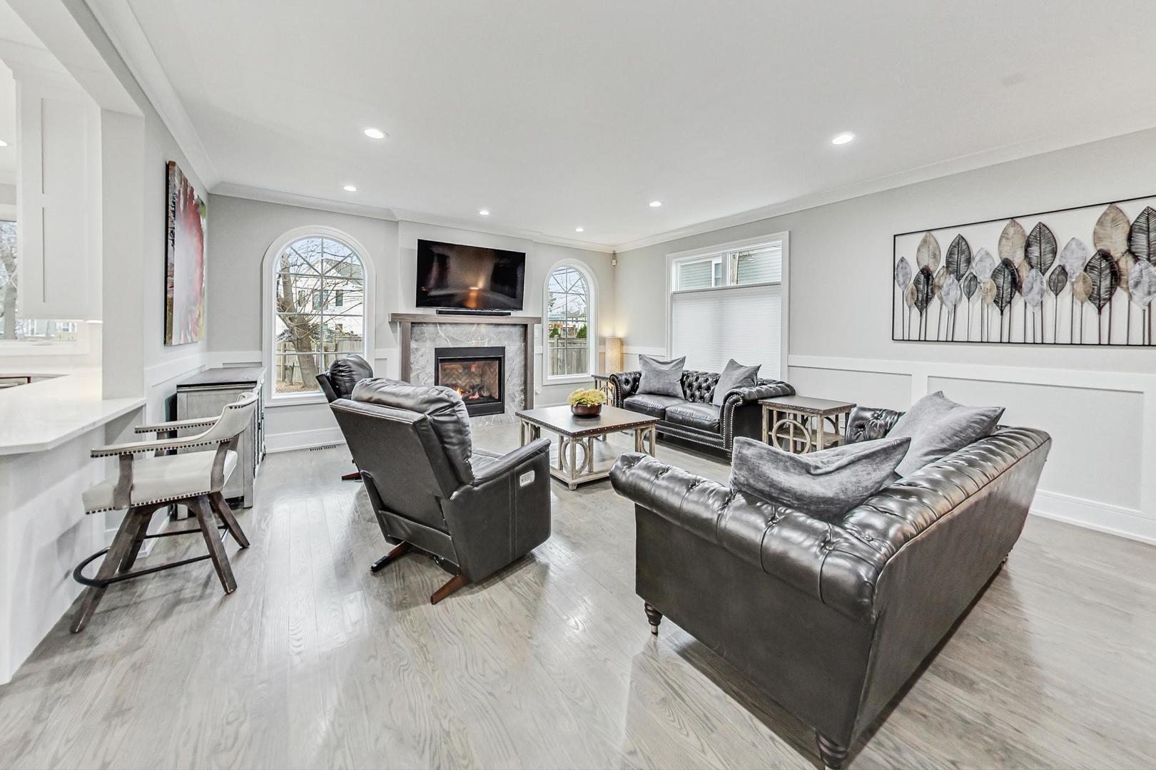 1614 W Oakton Street