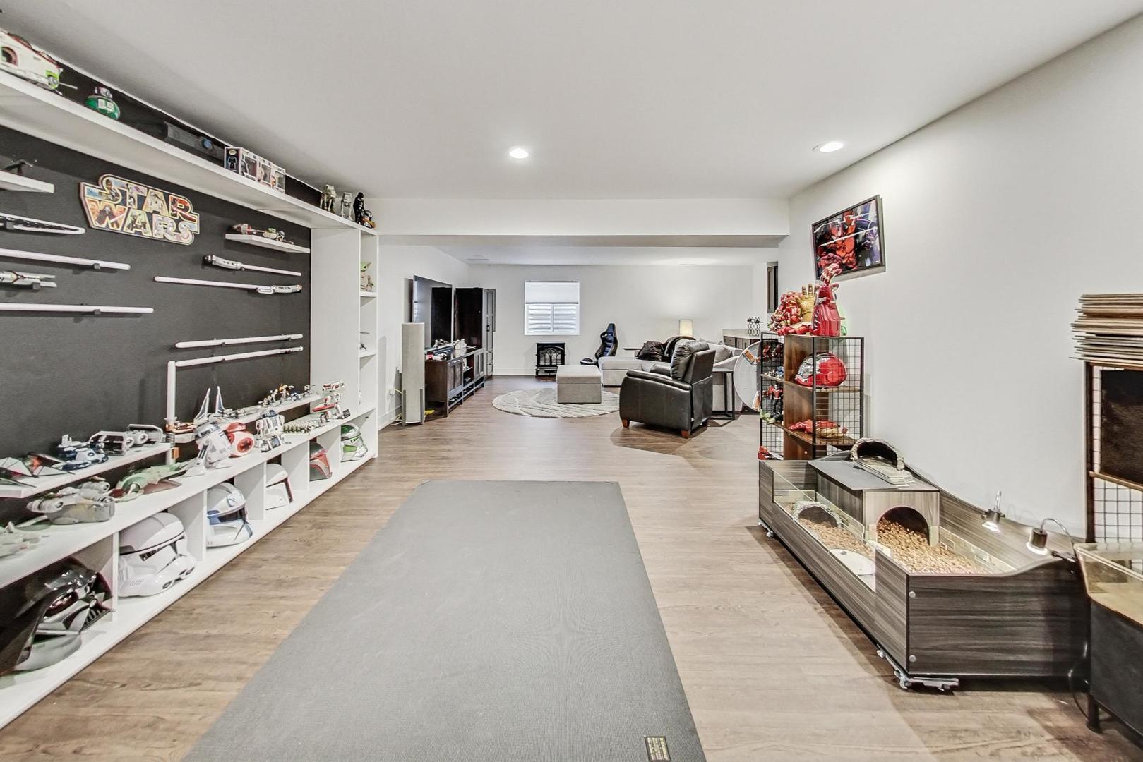 1614 W Oakton Street