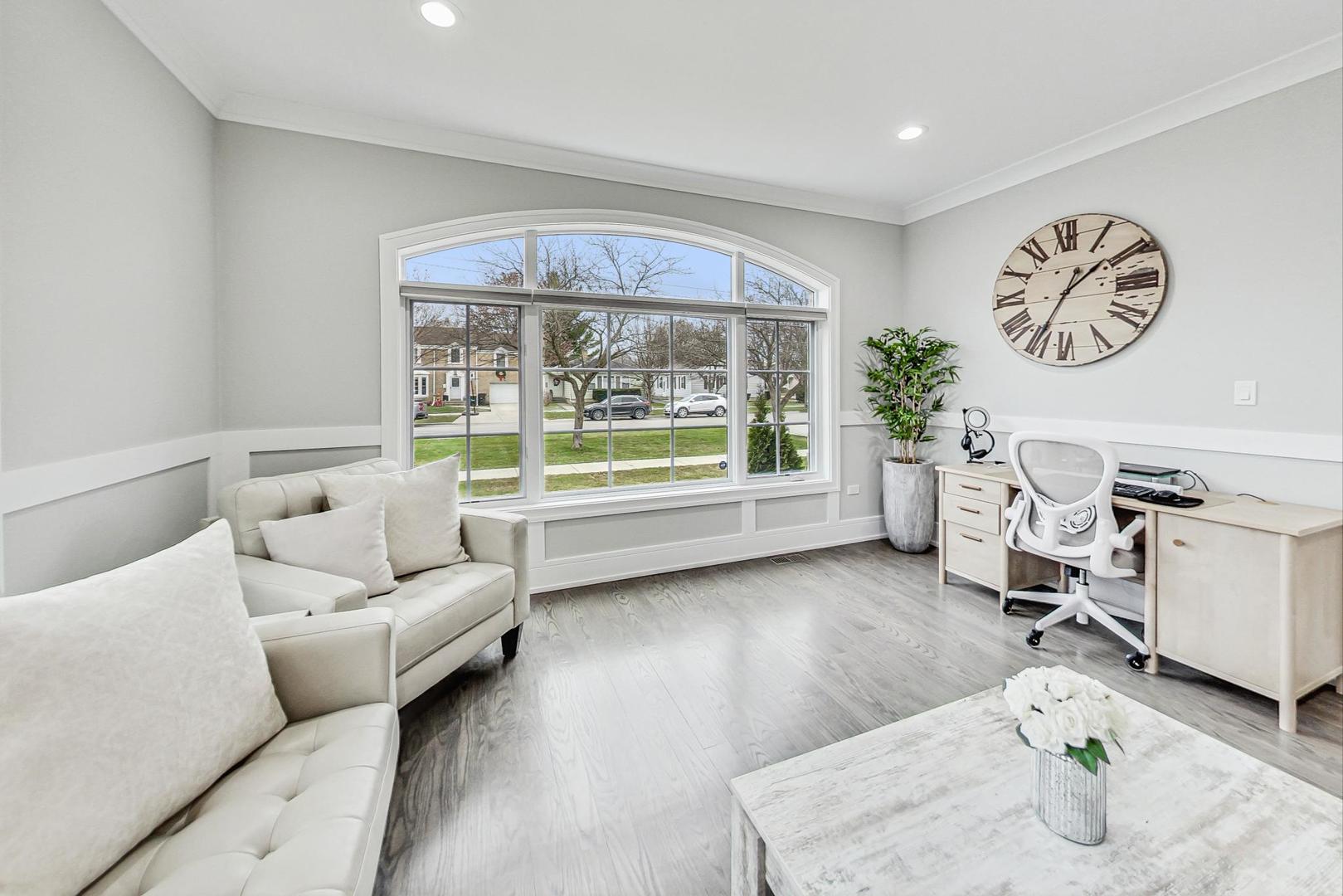 1614 W Oakton Street