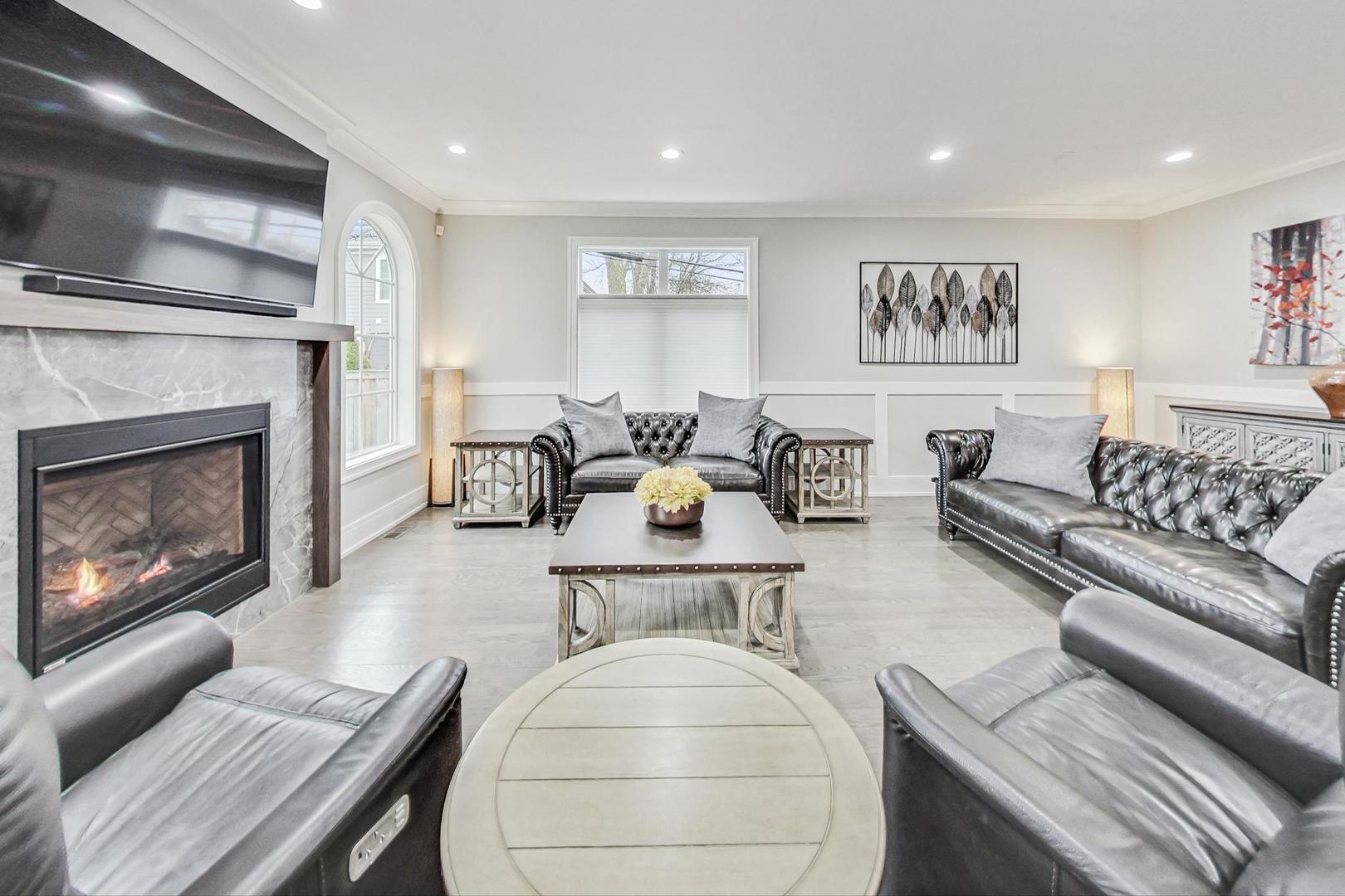 1614 W Oakton Street