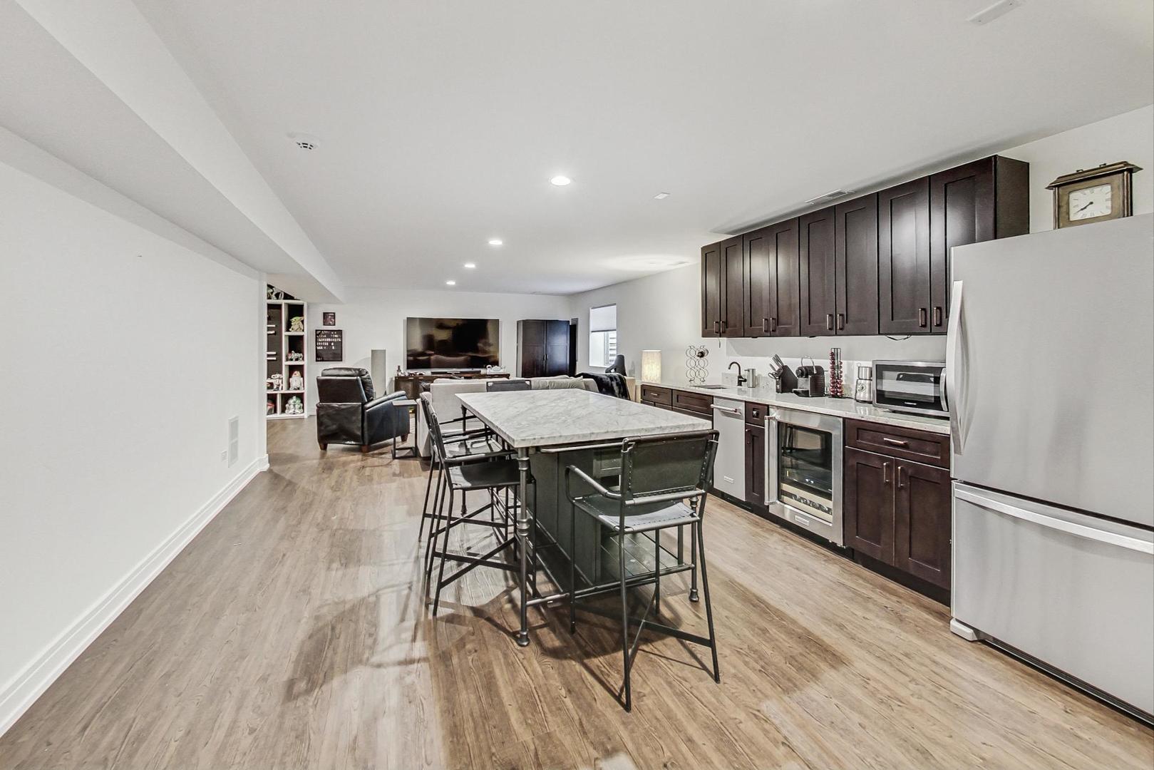 1614 W Oakton Street